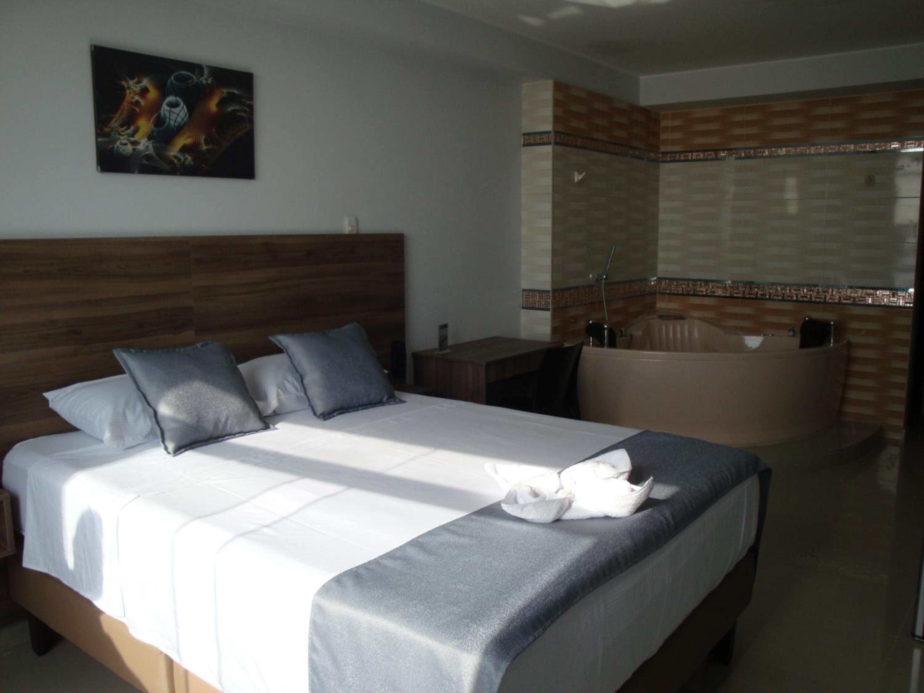 Queen Suite with Spa Bath photo 1
