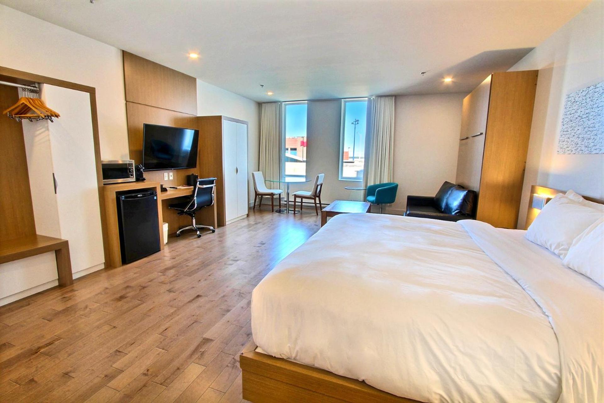 Superior One King Bed and Murphy Bed photo 3