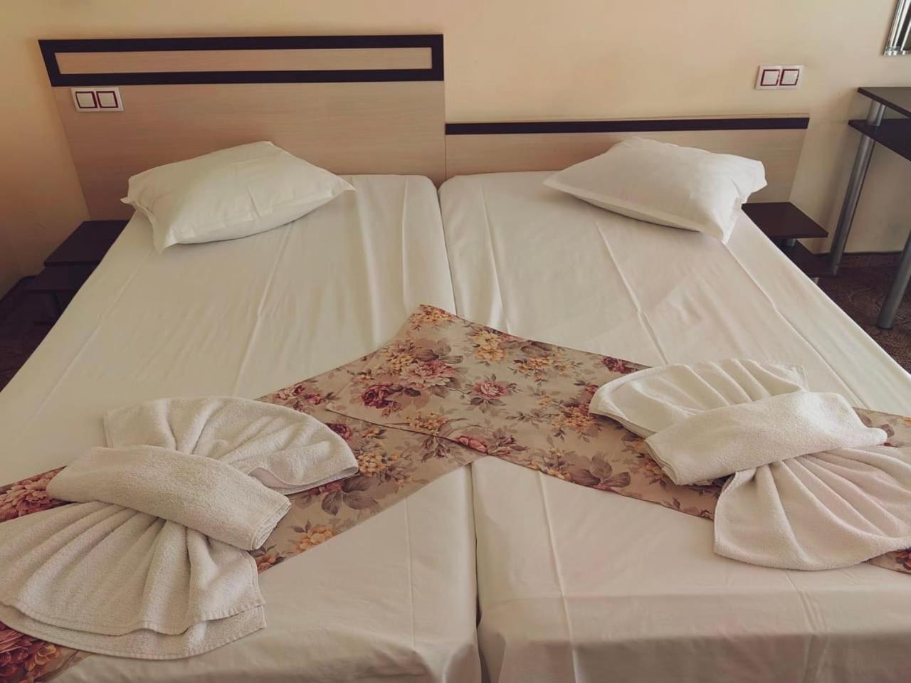 Standard Double or Twin Room - Photo 11