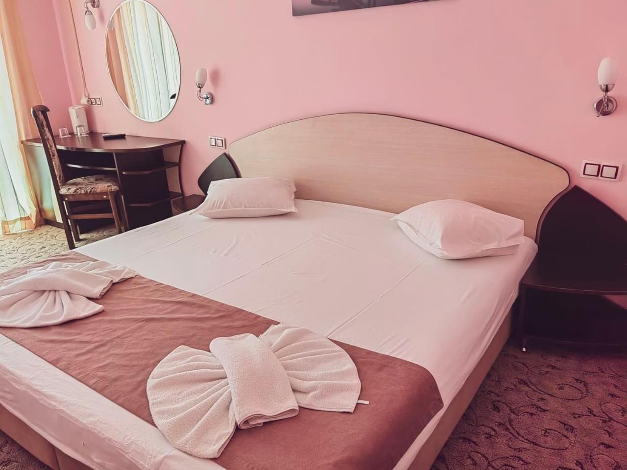 Standard Double or Twin Room - Photo 12