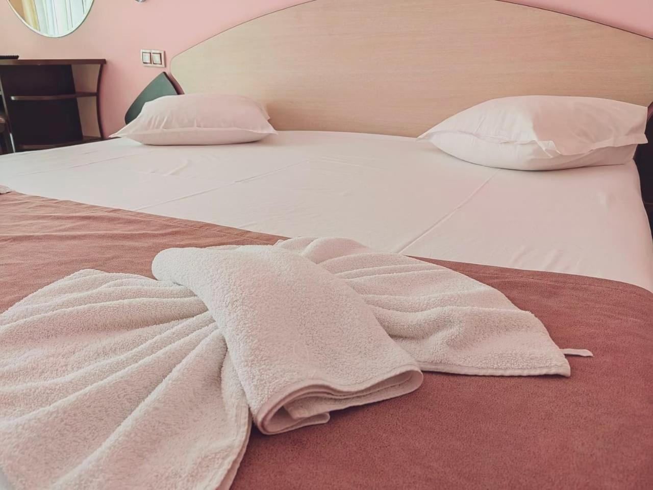 Standard Double or Twin Room - Photo 10