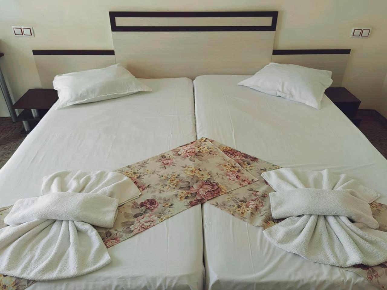 Standard Double or Twin Room - Photo 9