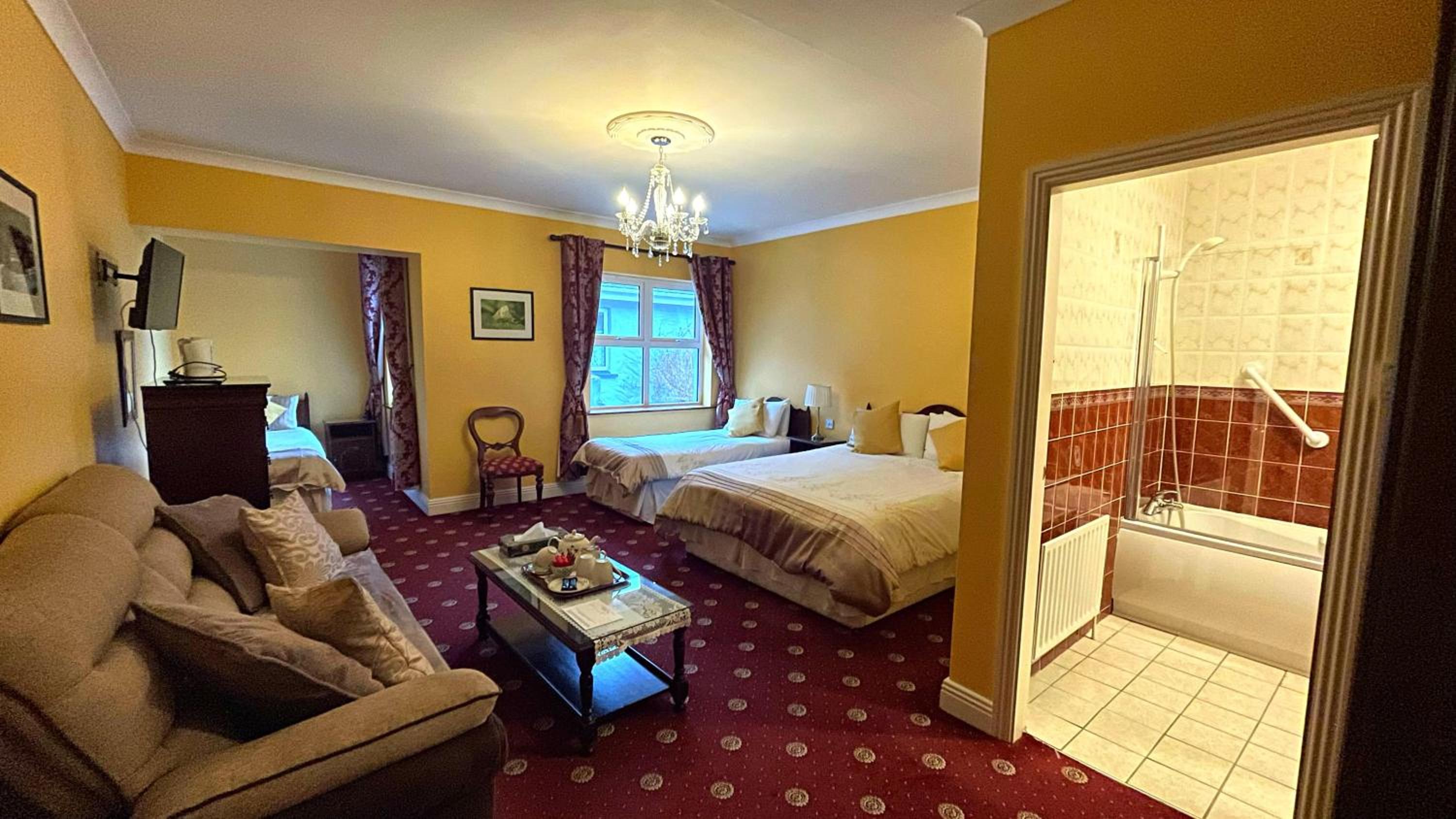 Super-Sized Family Room (King-Size Bed and 2 Twin Beds)