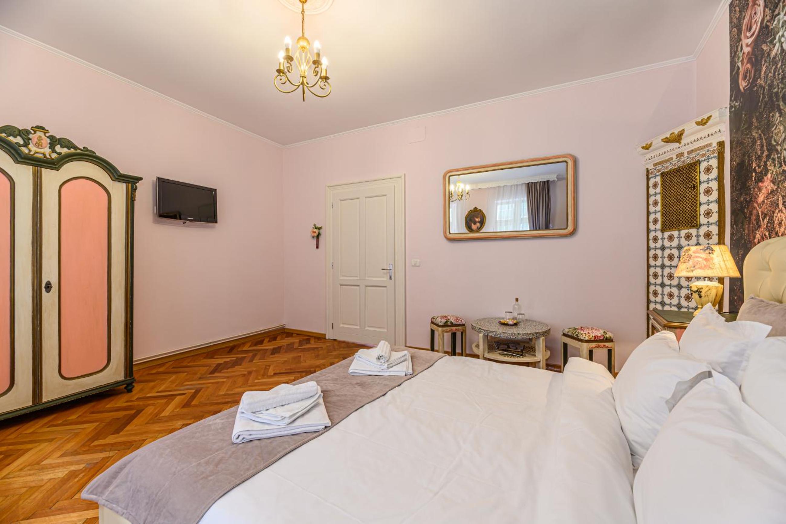 One-Bedroom Apartment - Photo 3