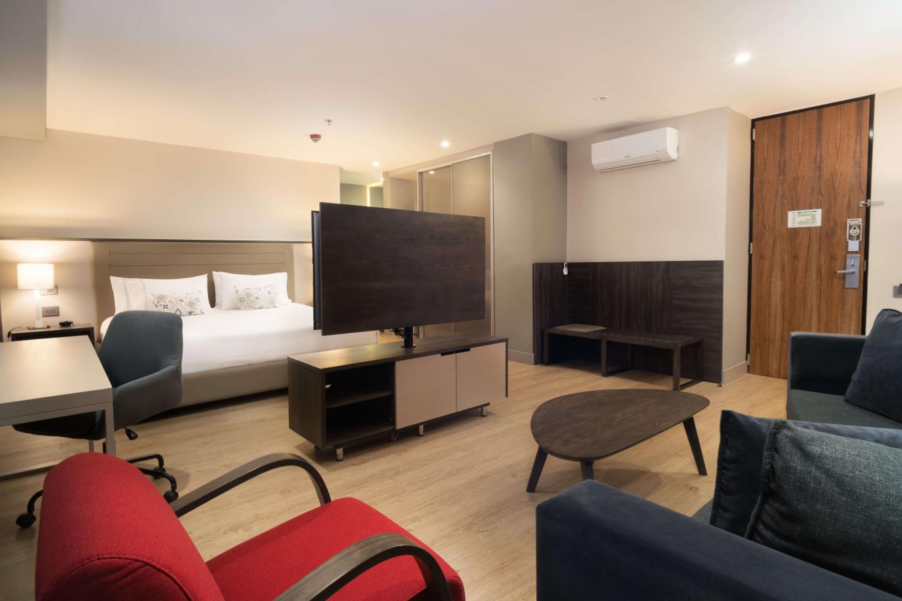 Deluxe King Suite photo 1