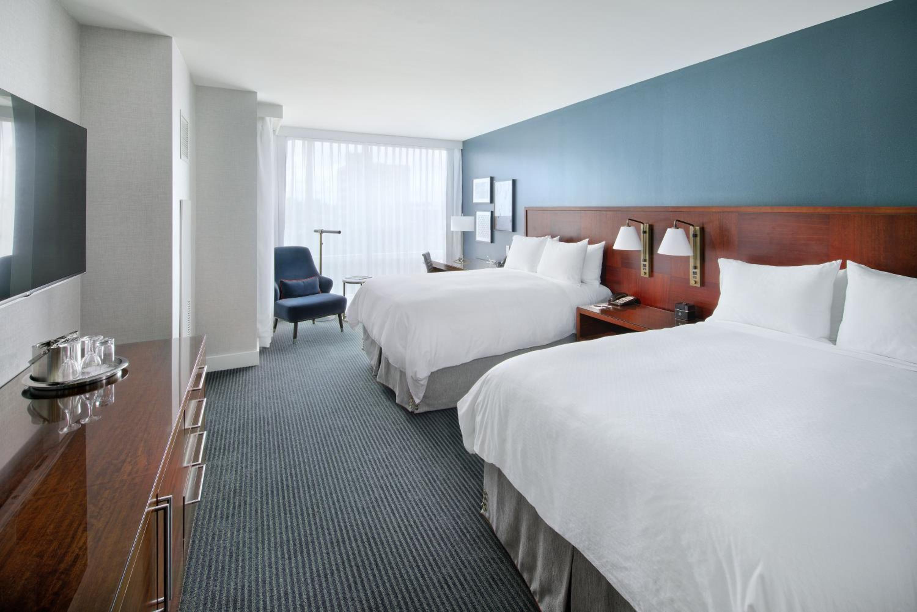 Classic Double Room with Two Double Beds and Skyline View - Photo 1