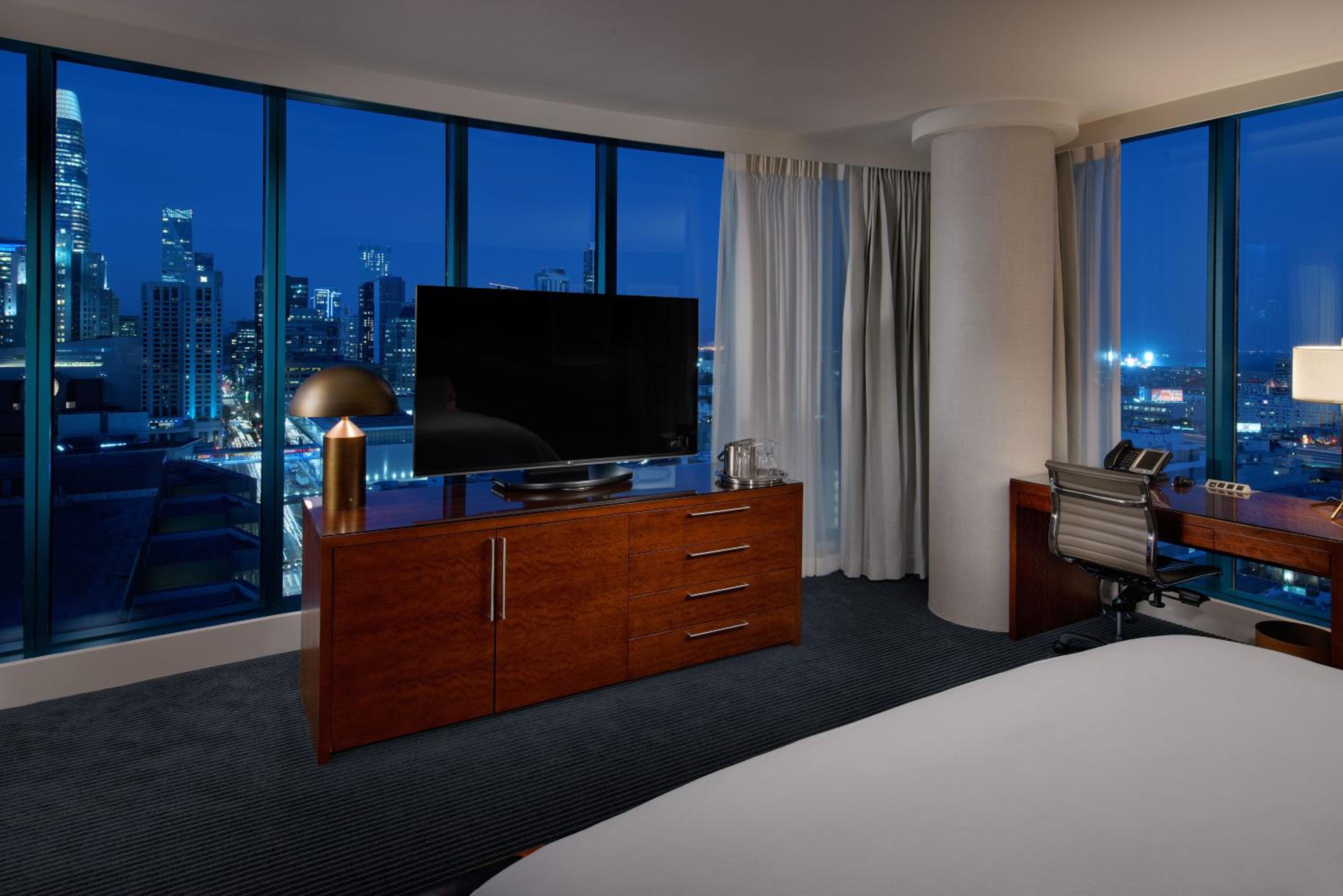 Corner King Room with City View - Photo 1