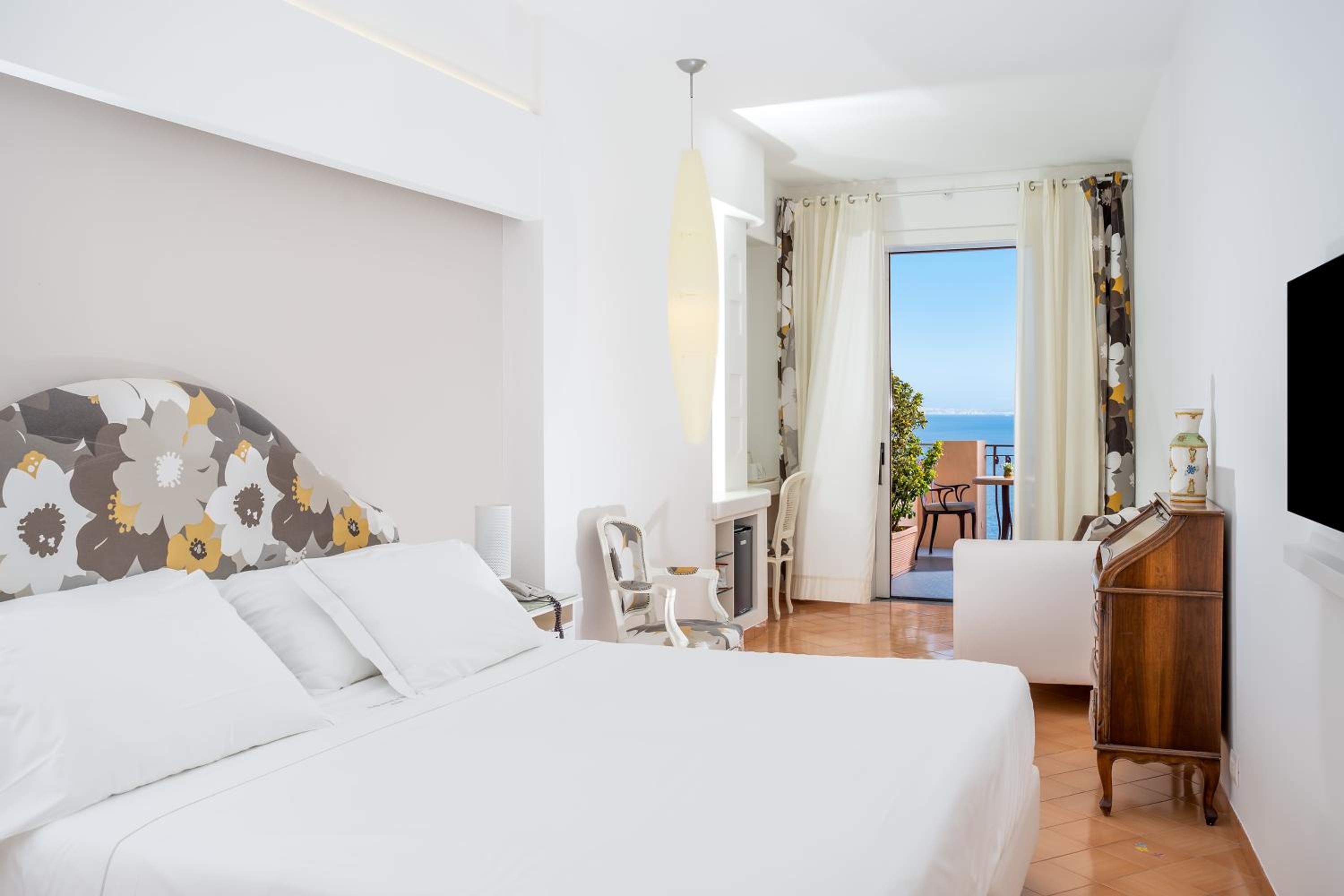 Deluxe Room with Terrace and Sea View - Photo 2