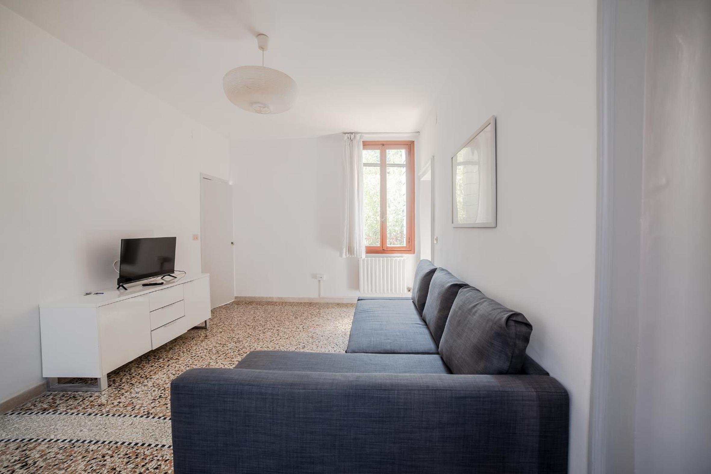 One-Bedroom Apartment photo 1