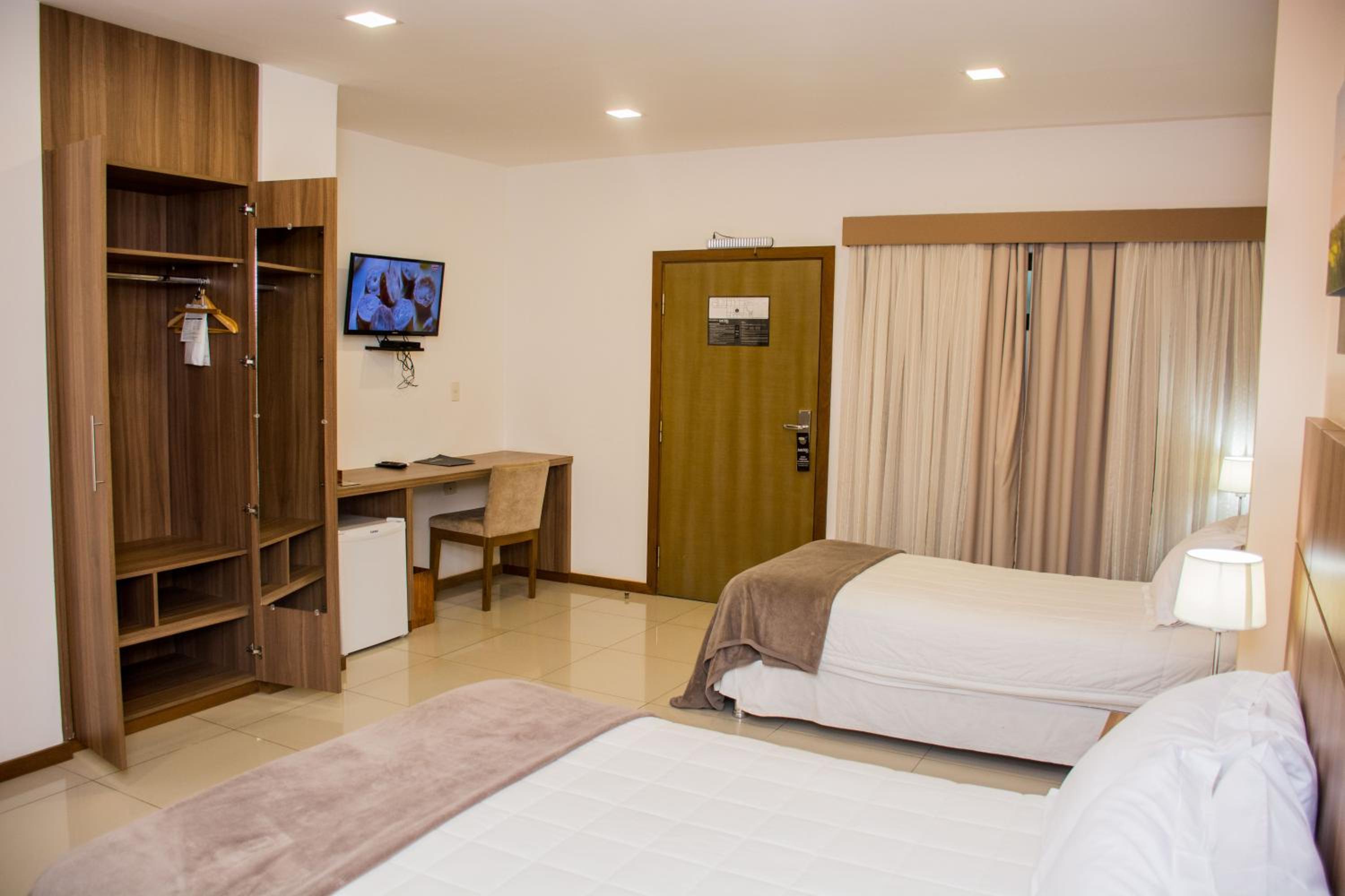 Queen Room with Two Queen Beds - Disability Access photo 3