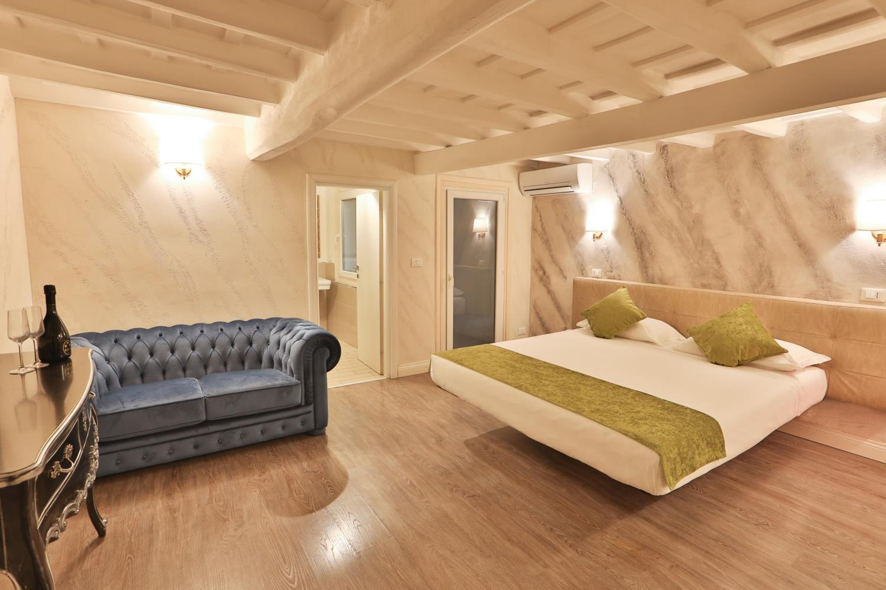 Deluxe Suite with Jacuzzi