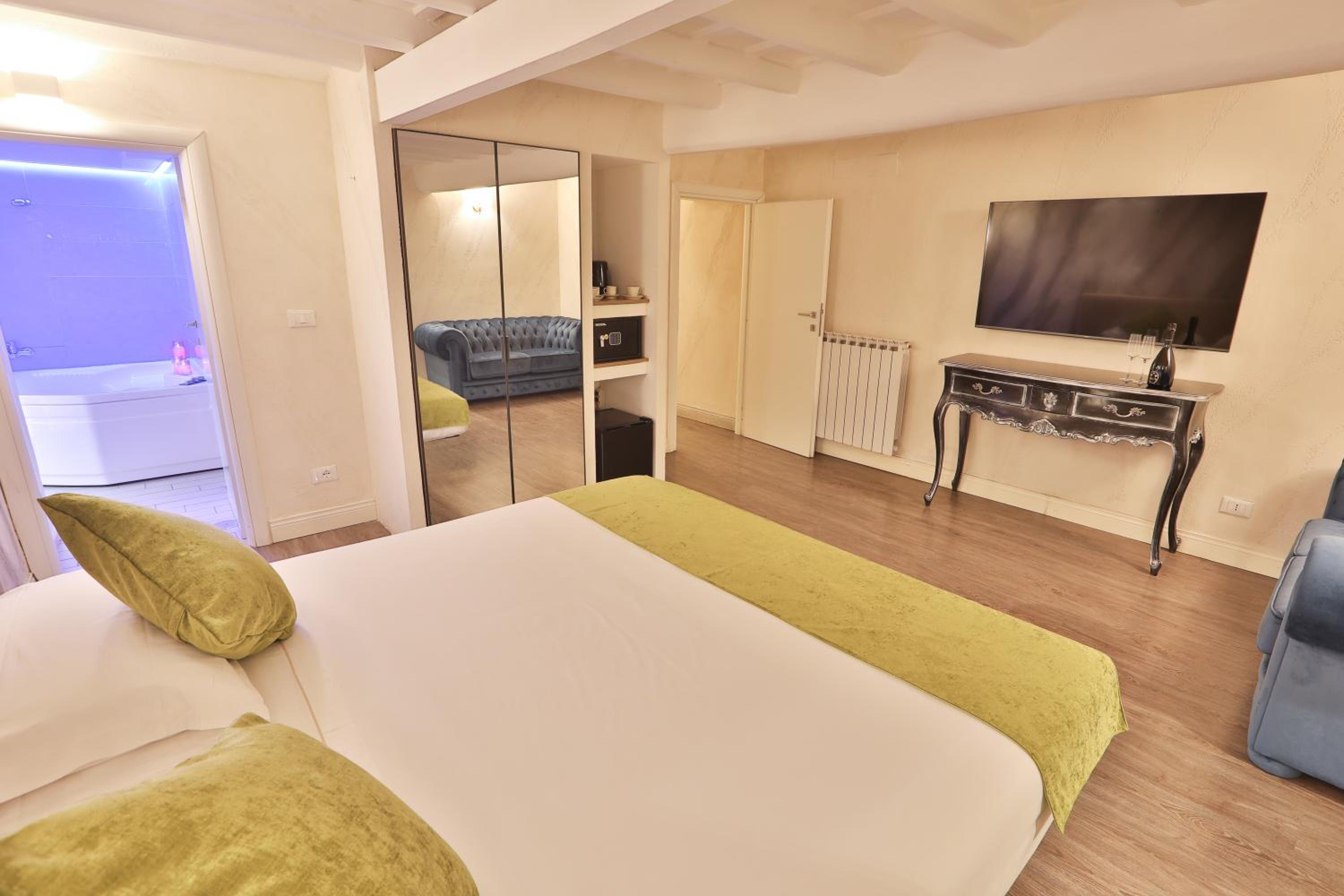 Deluxe Suite with Jacuzzi photo 2