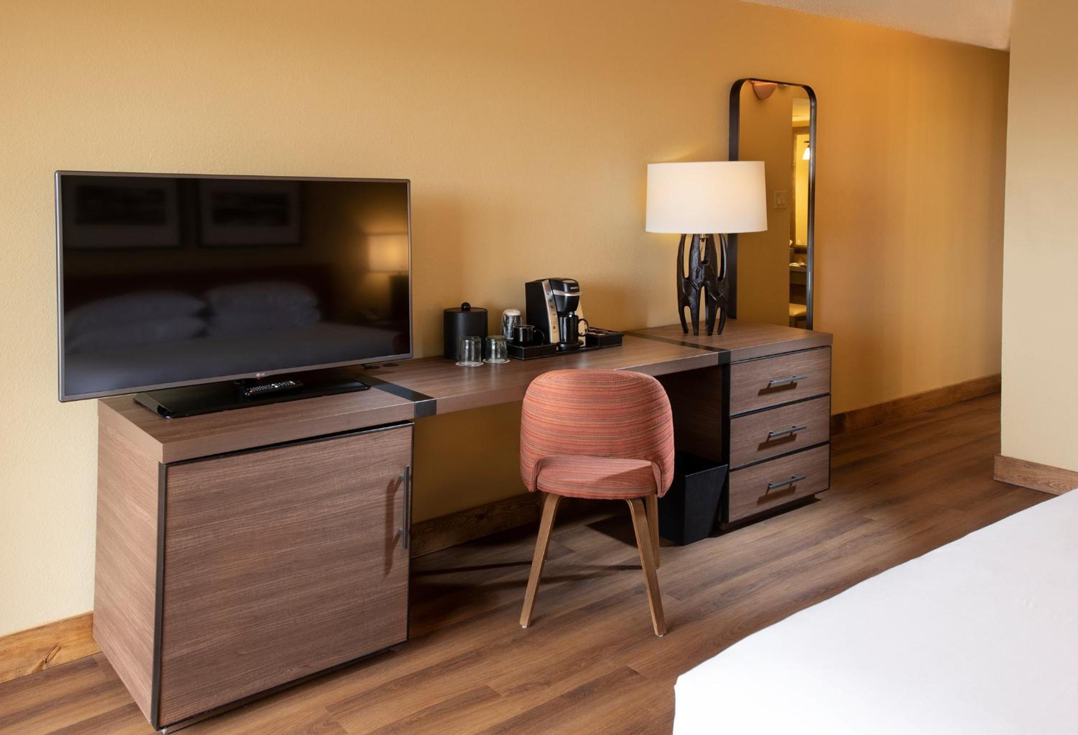 King Room with Balcony - Photo 3