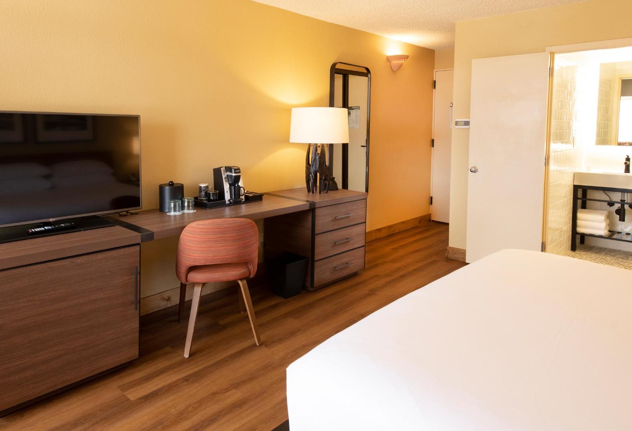 King Room - Non-Smoking - Photo 2