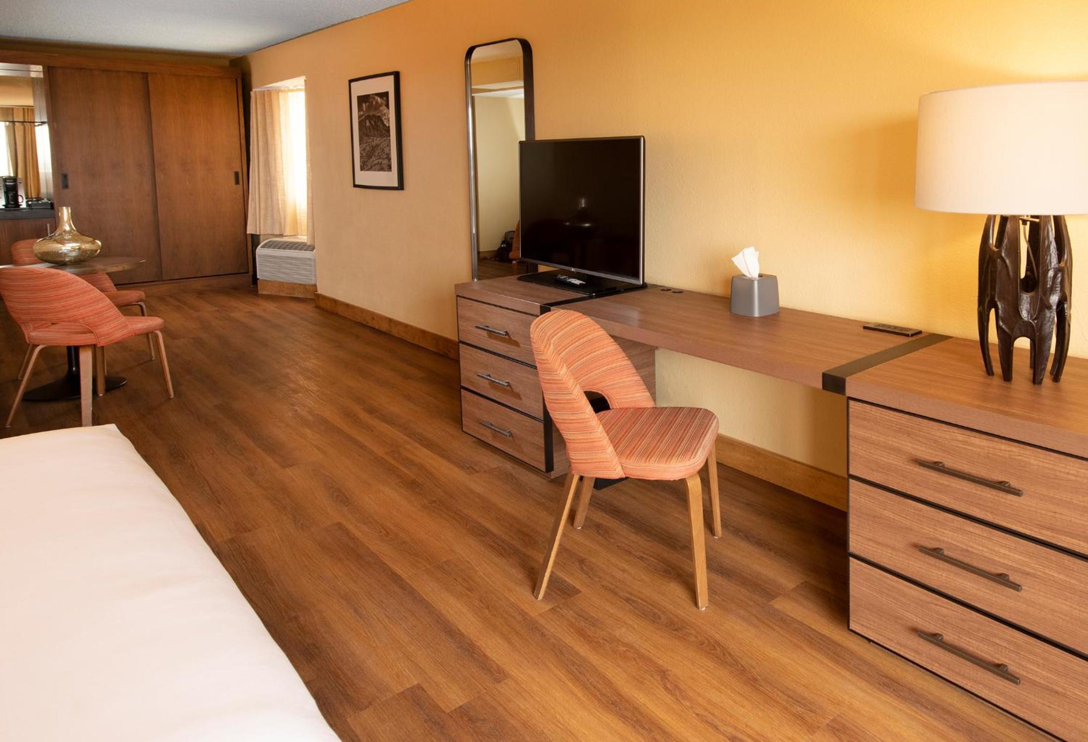 Junior Suite with Balcony - Photo 3