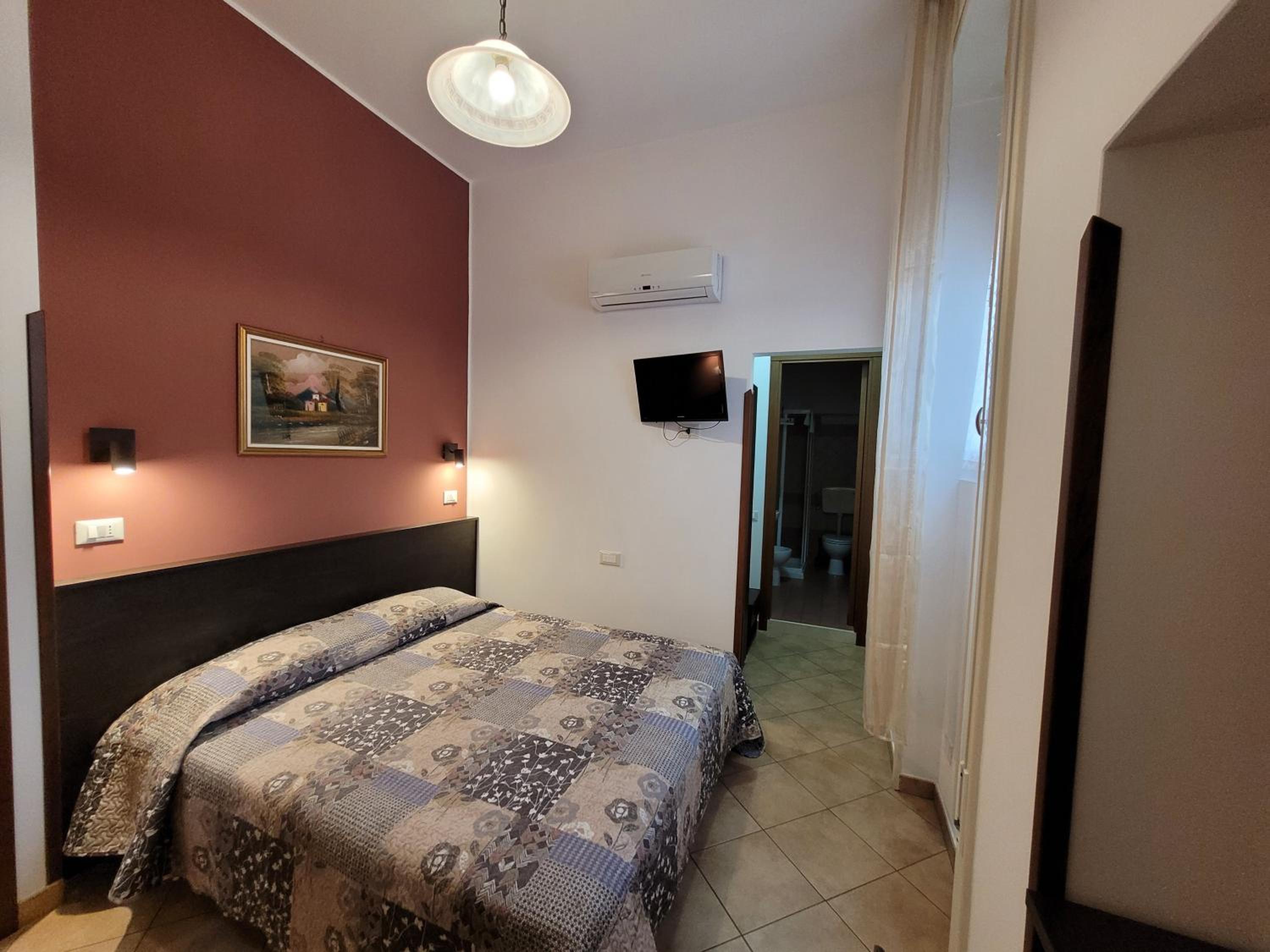 Small Double or Twin Room - Photo 8