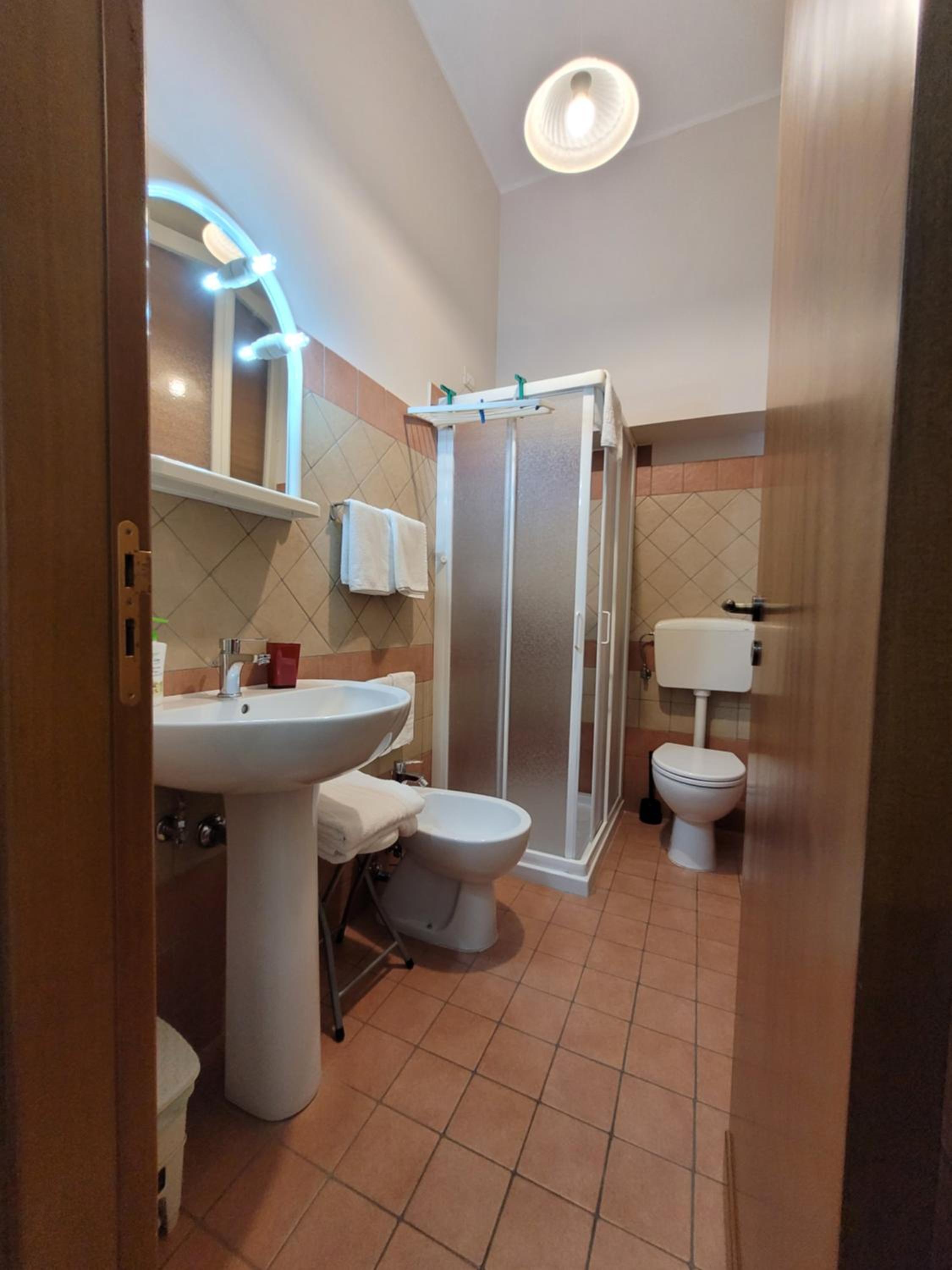 Small Double or Twin Room - Photo 17