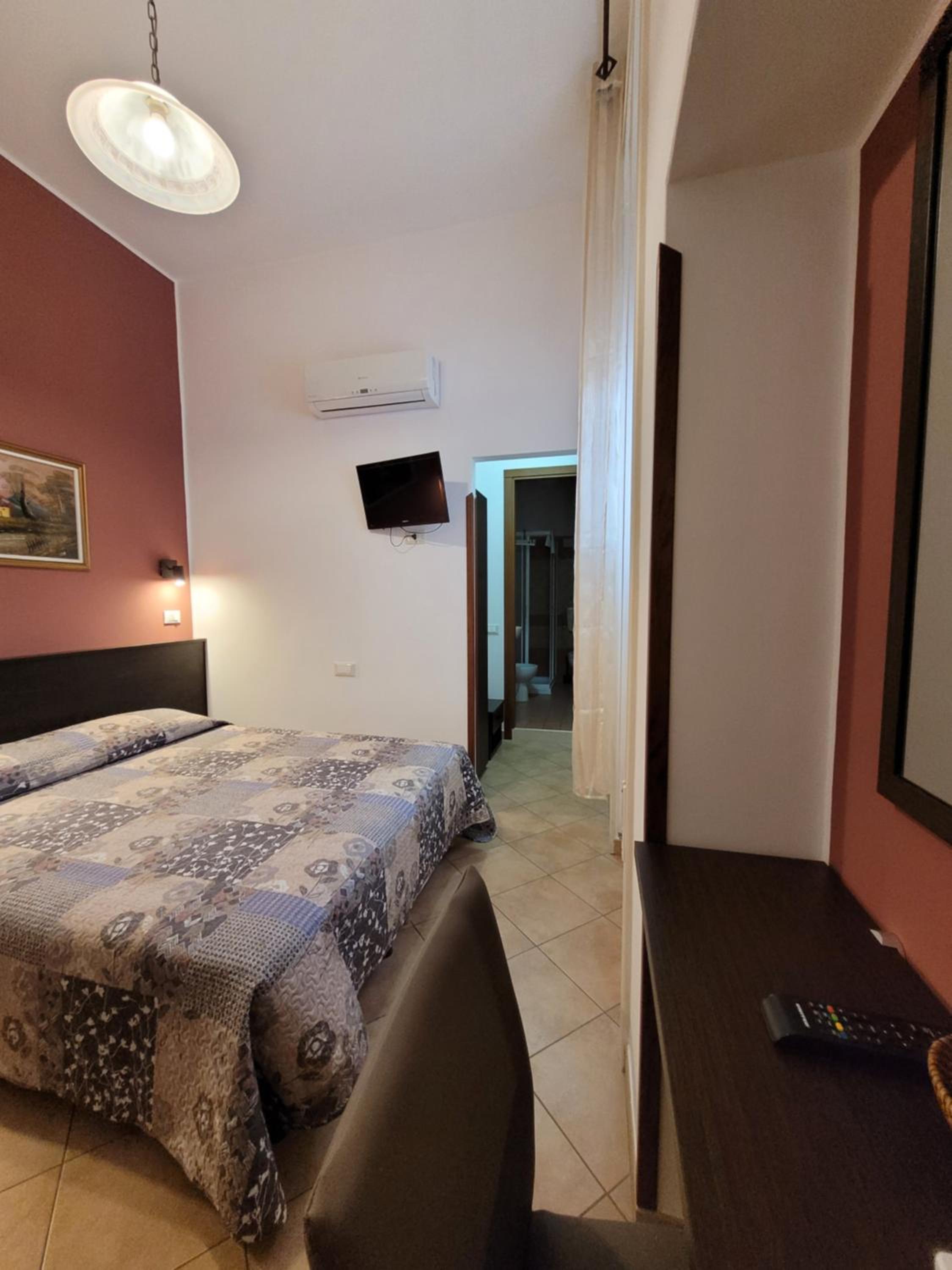Small Double or Twin Room - Photo 6