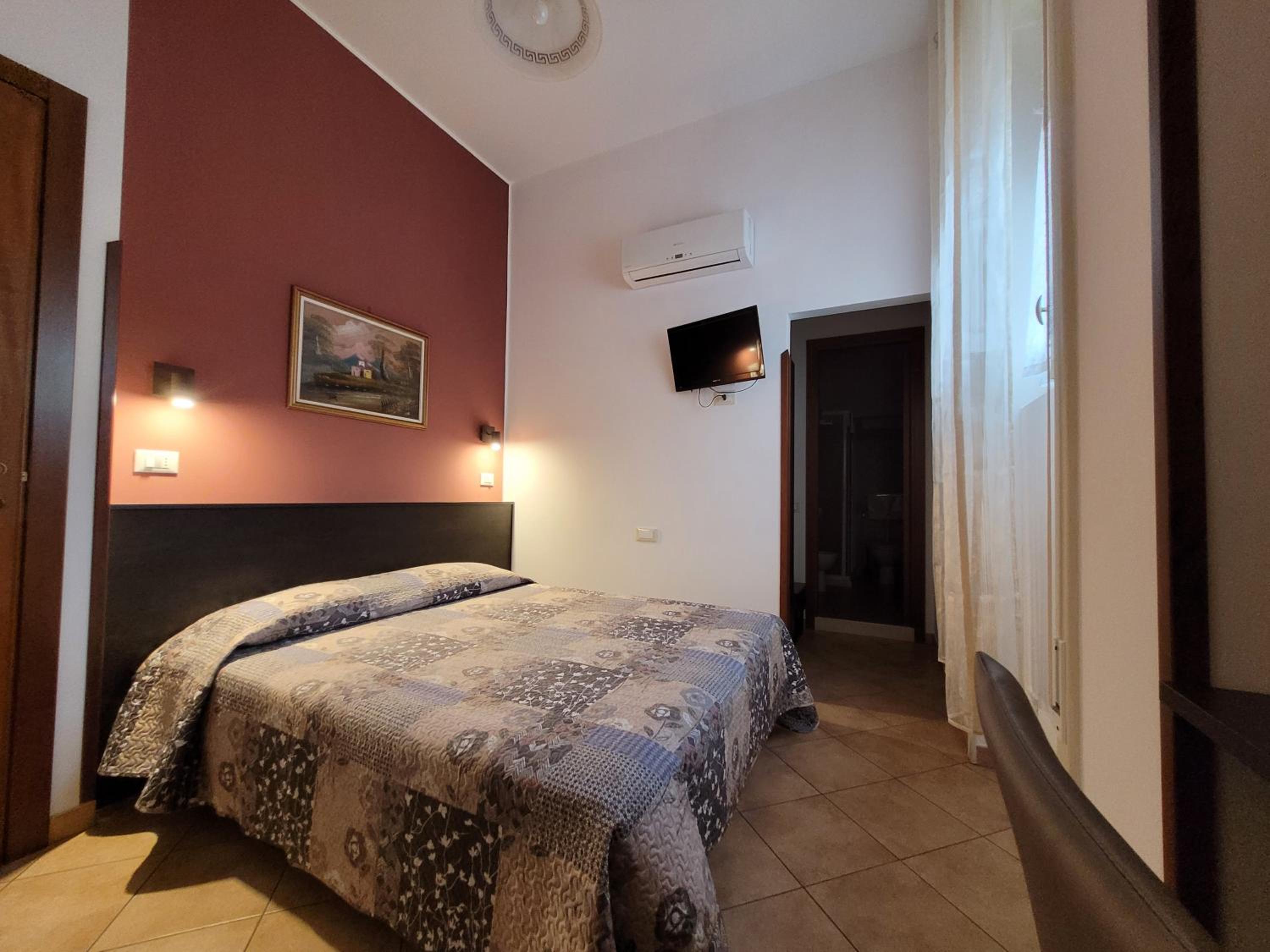 Small Double or Twin Room - Photo 10
