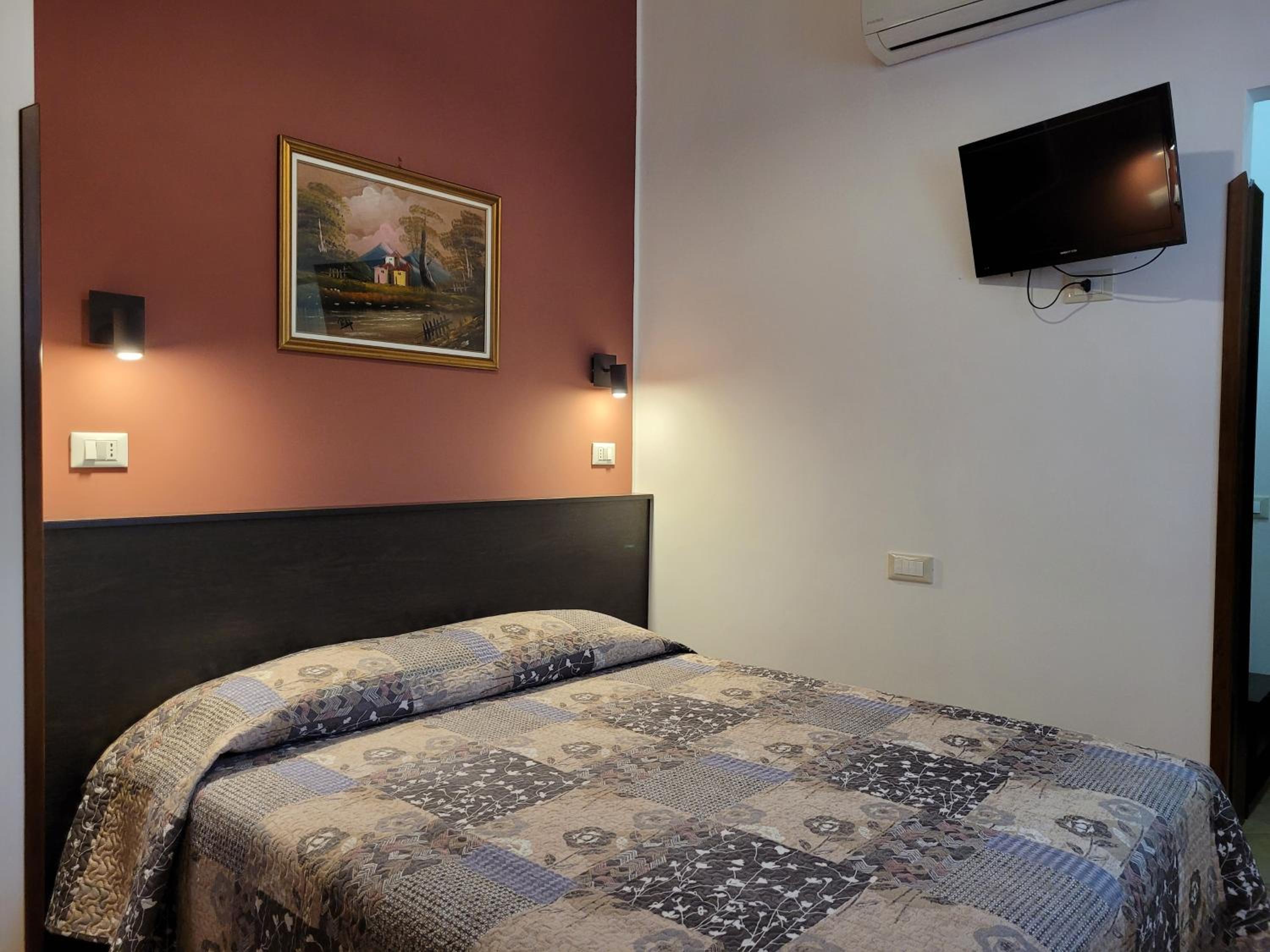 Small Double or Twin Room - Photo 1