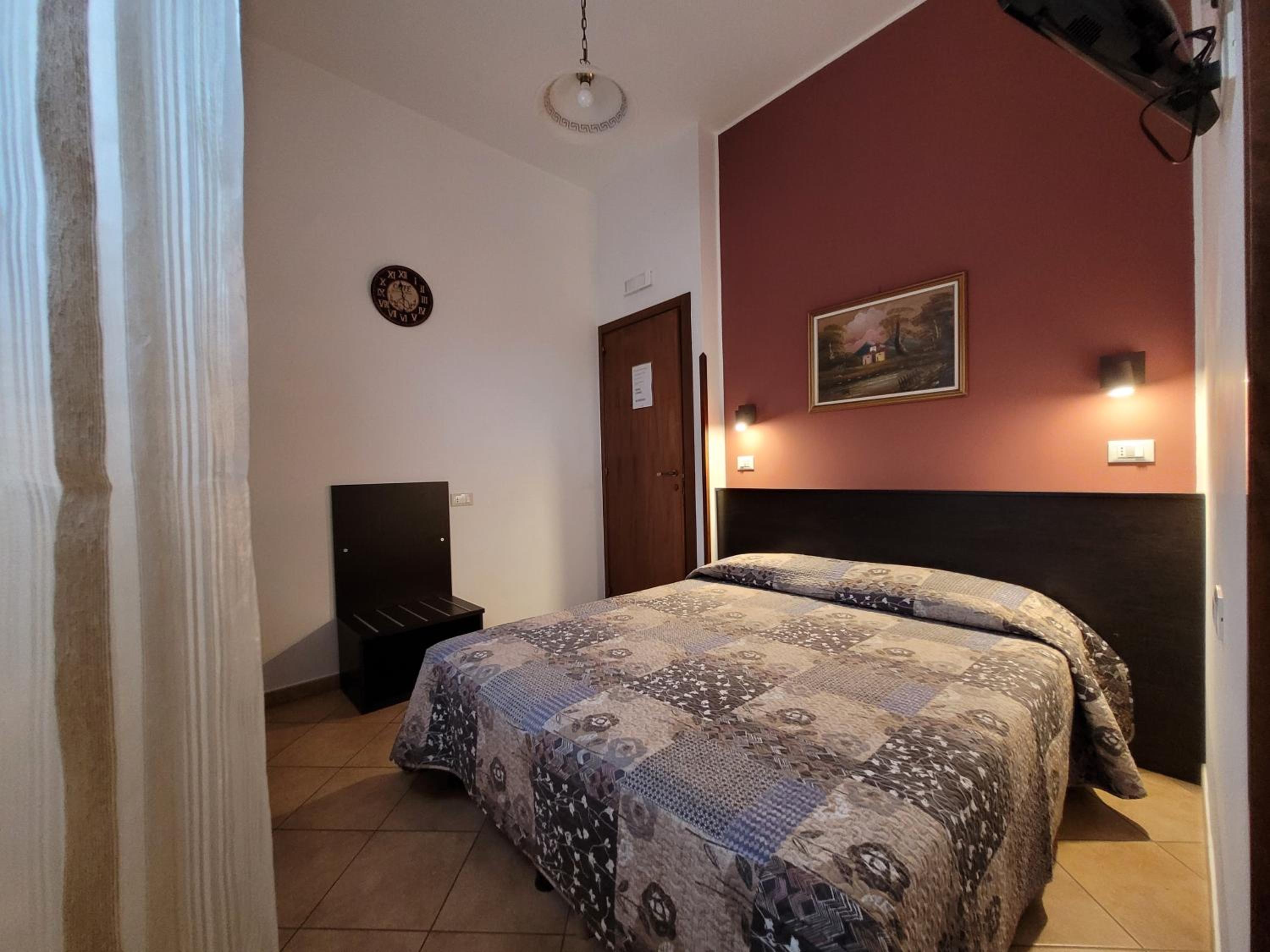 Small Double or Twin Room - Photo 13