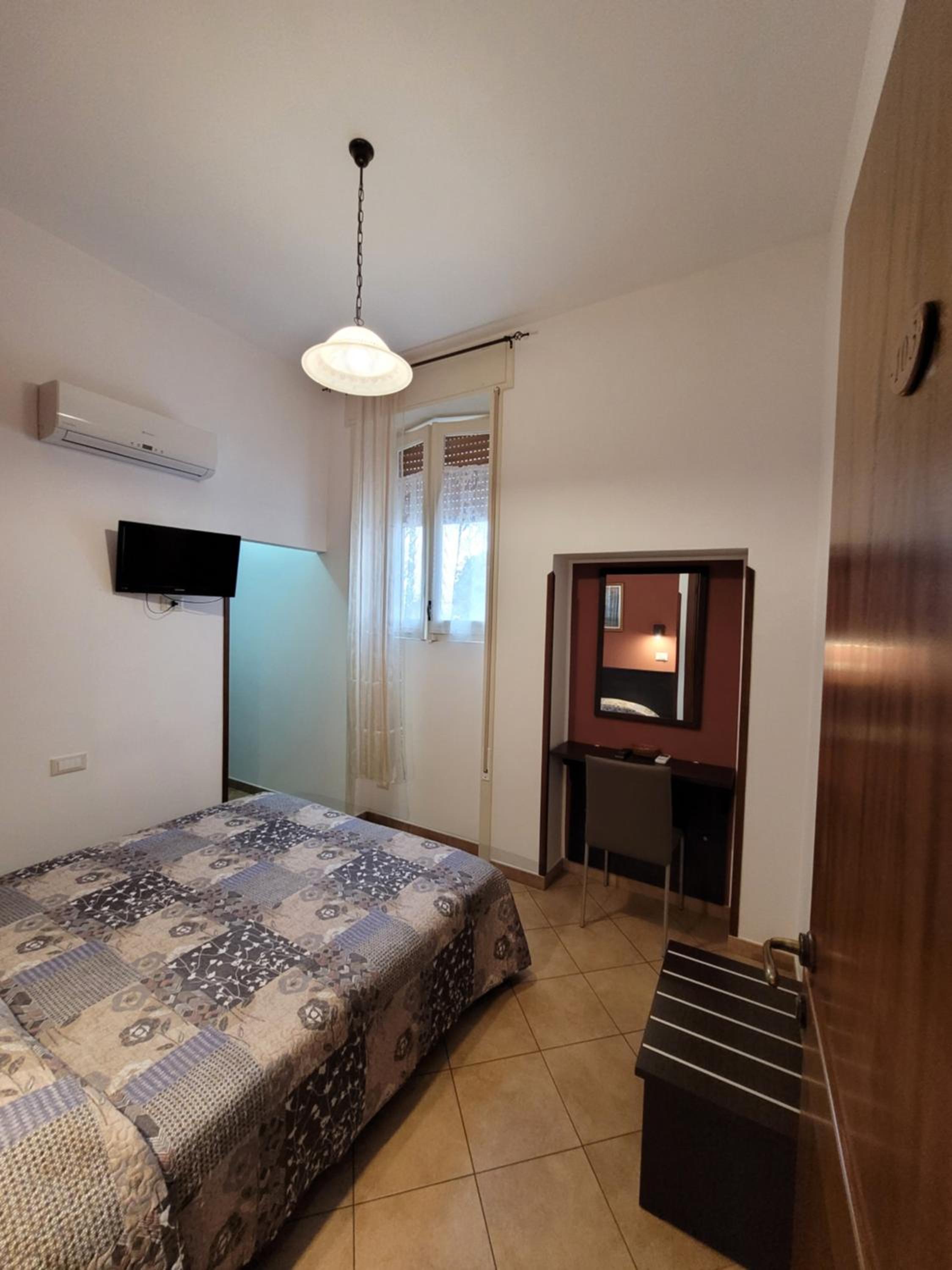 Small Double or Twin Room - Photo 14