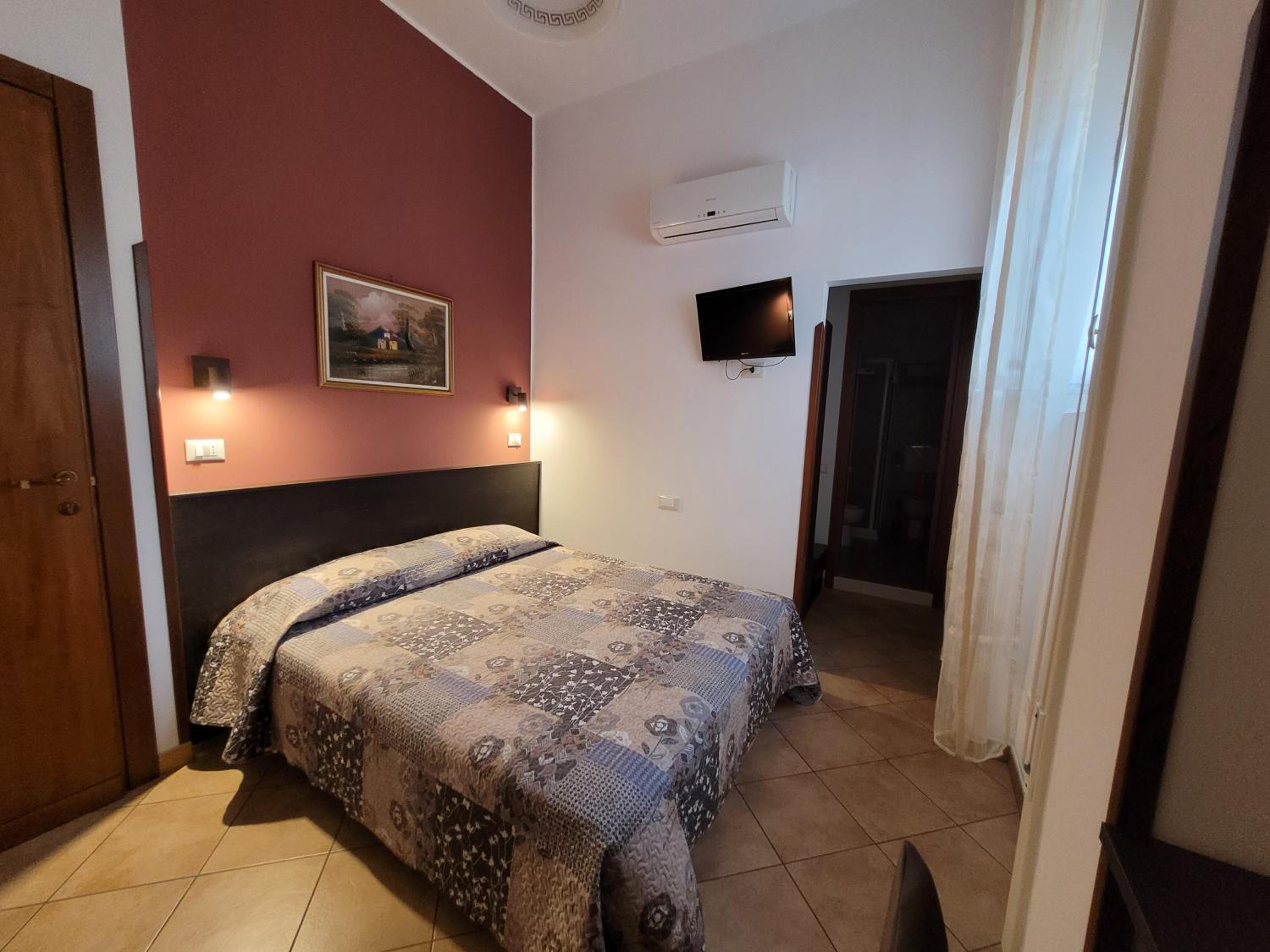 Small Double or Twin Room - Photo 15