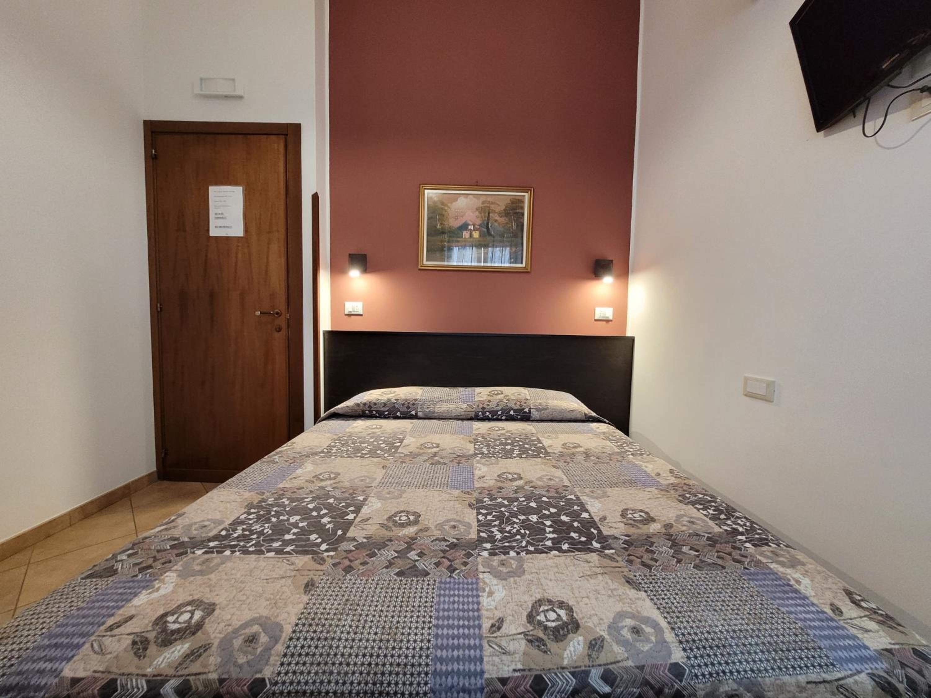 Small Double or Twin Room - Photo 7