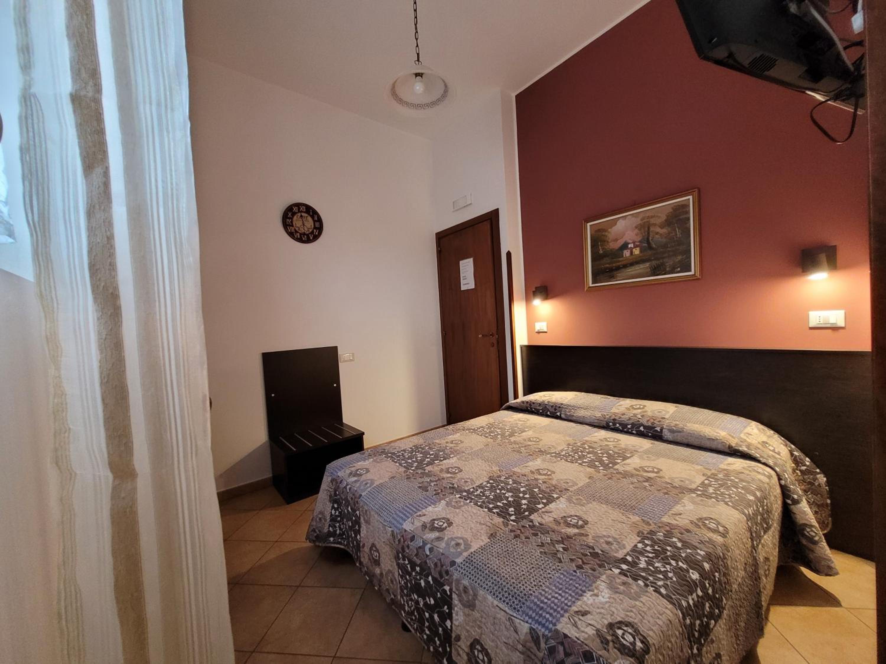 Small Double or Twin Room - Photo 4