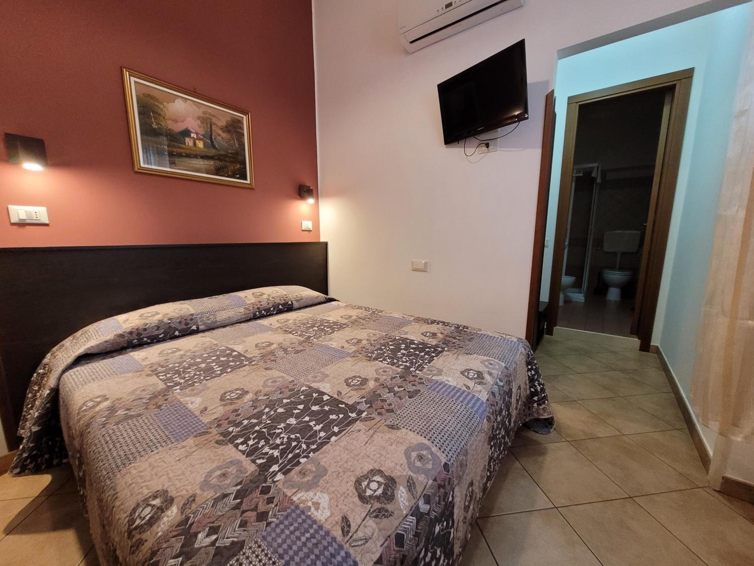 Small Double or Twin Room - Photo 3