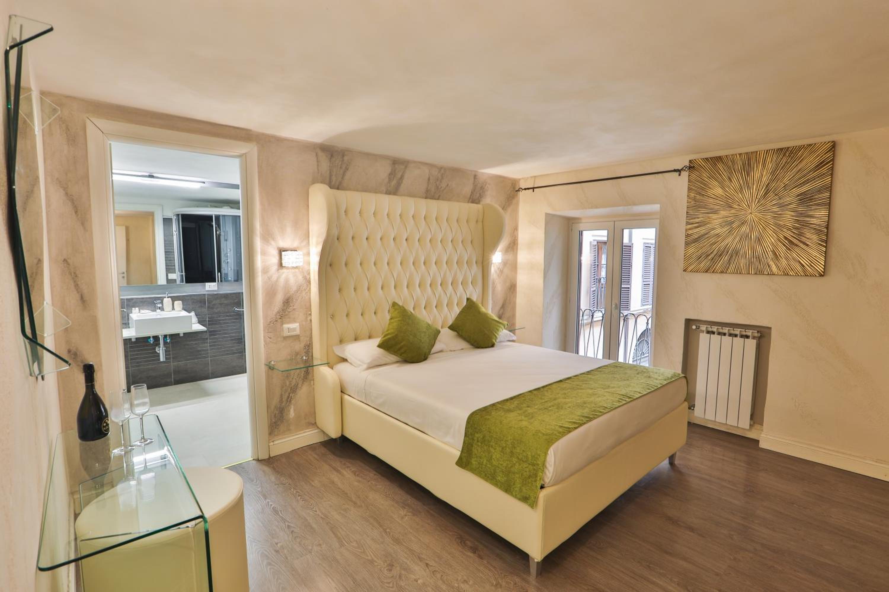 Deluxe Double Room with Balcony photo 3