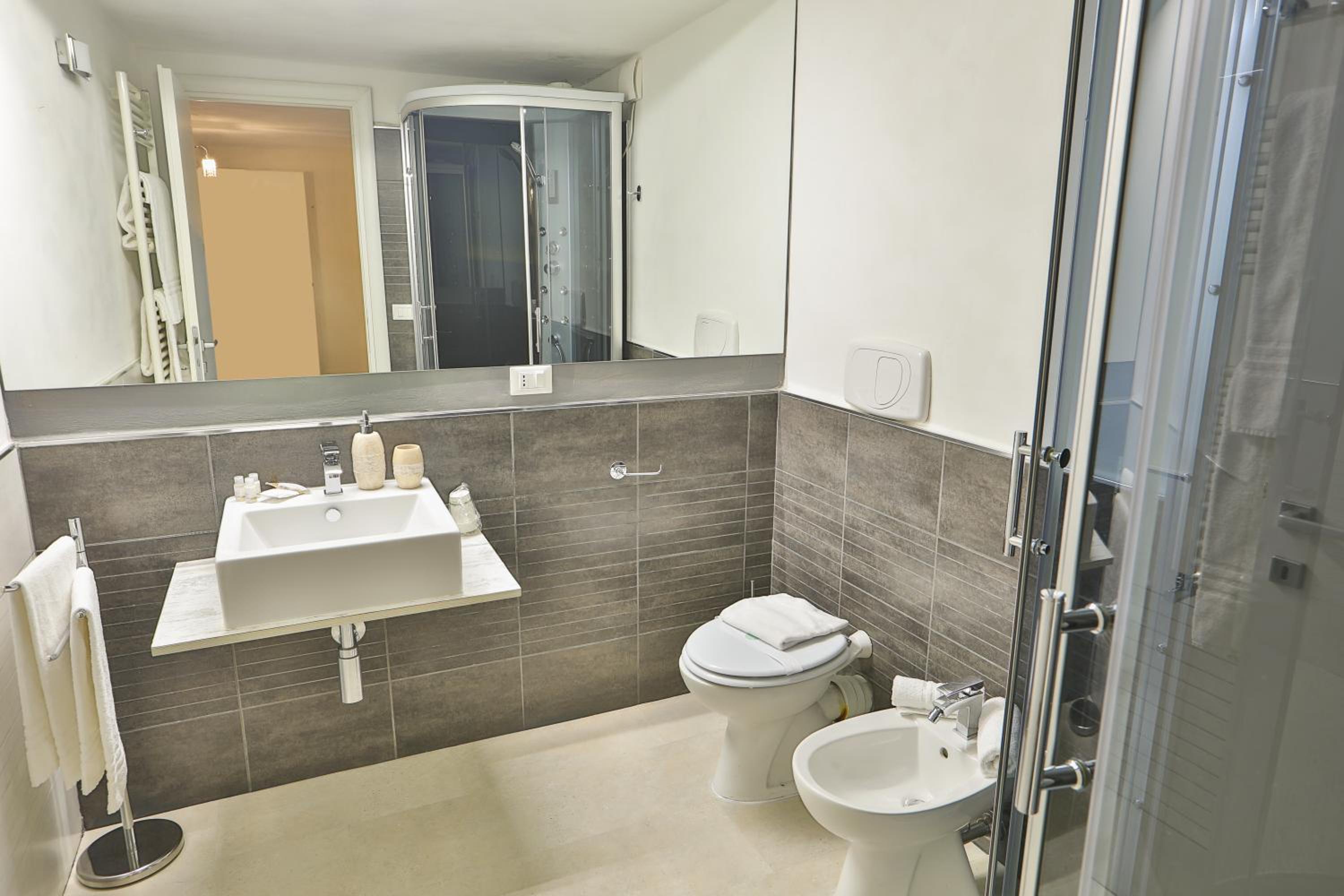 Deluxe Double Room with Balcony photo 2