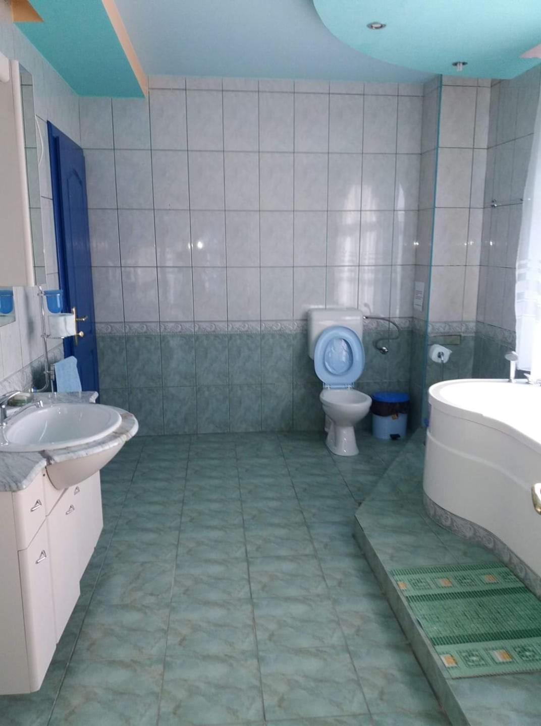 Family Room with Bathroom photo 3