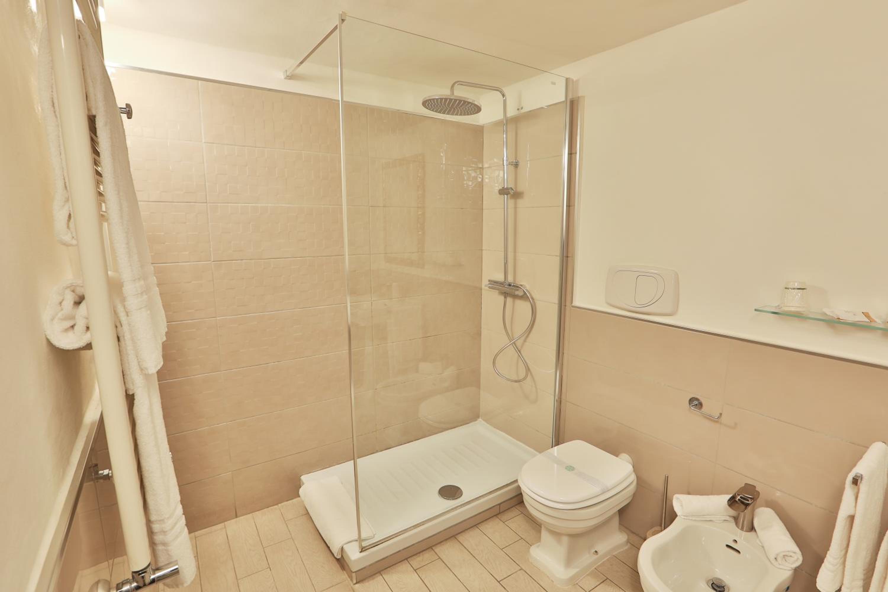 Deluxe Suite with Jacuzzi photo 3
