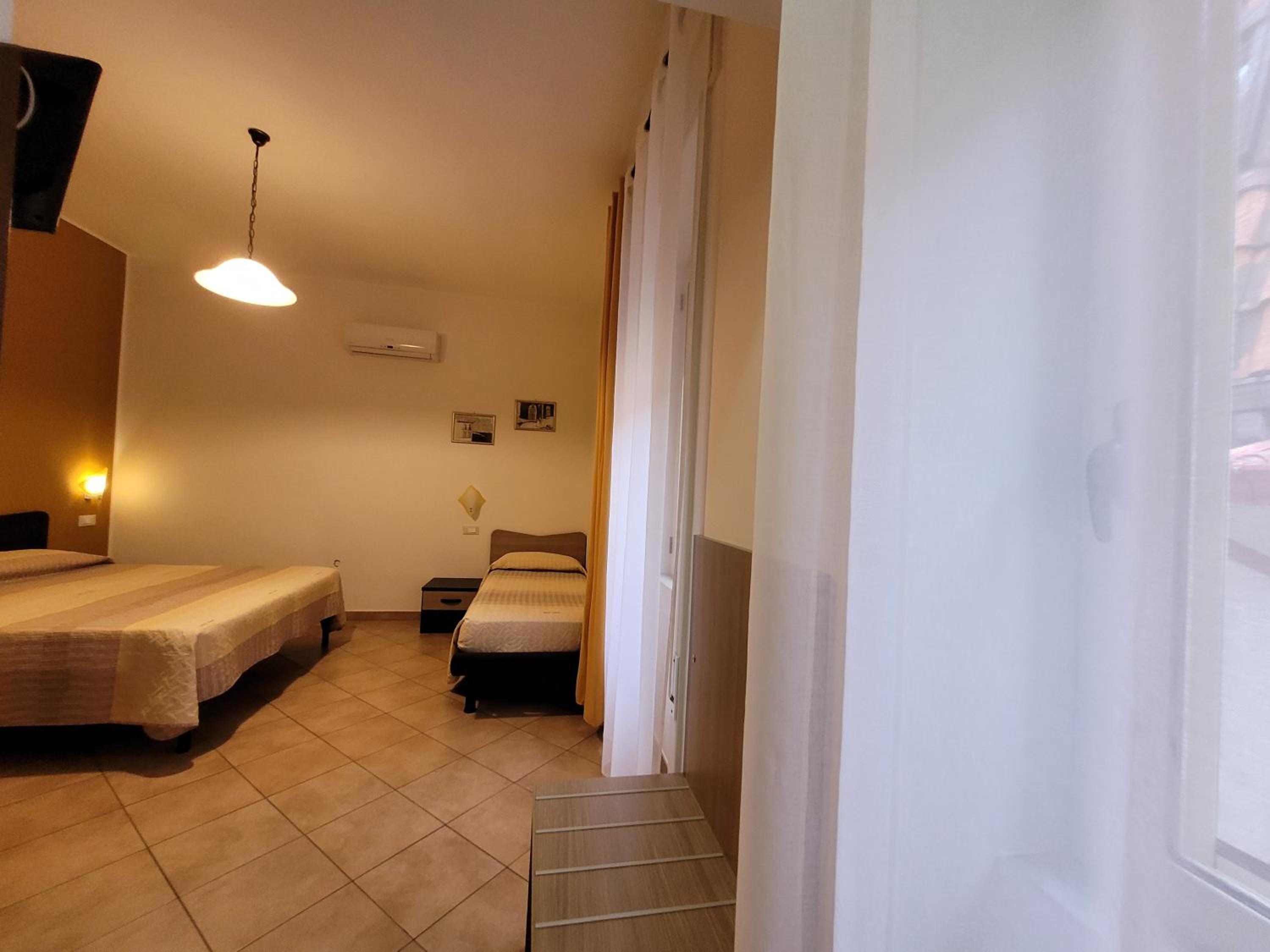 Triple Room - Photo 17