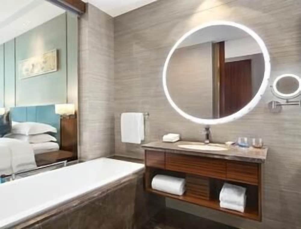 Suite, 1 King Bed, Smoking photo 1