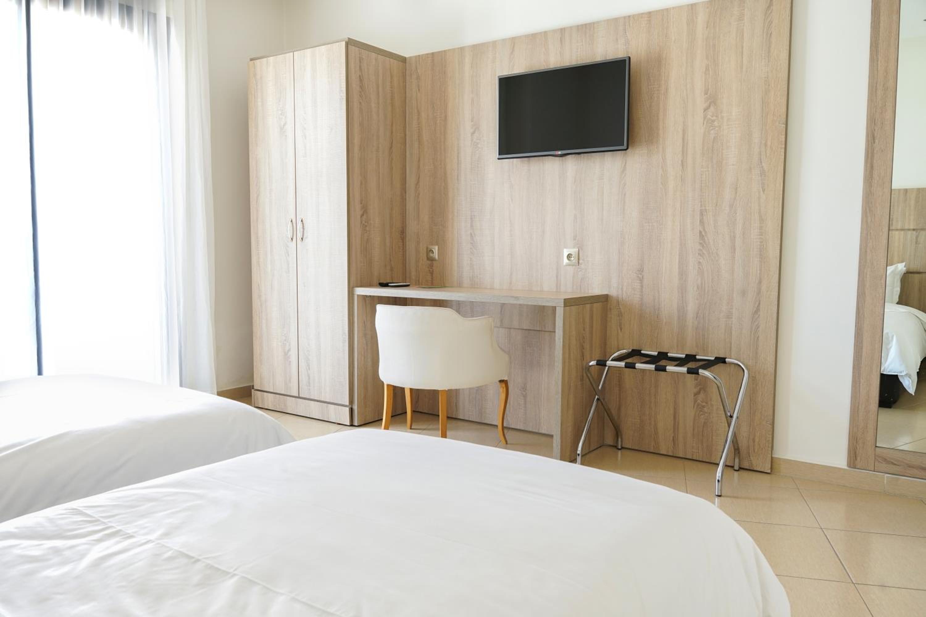 Standard Twin Room - Photo 2