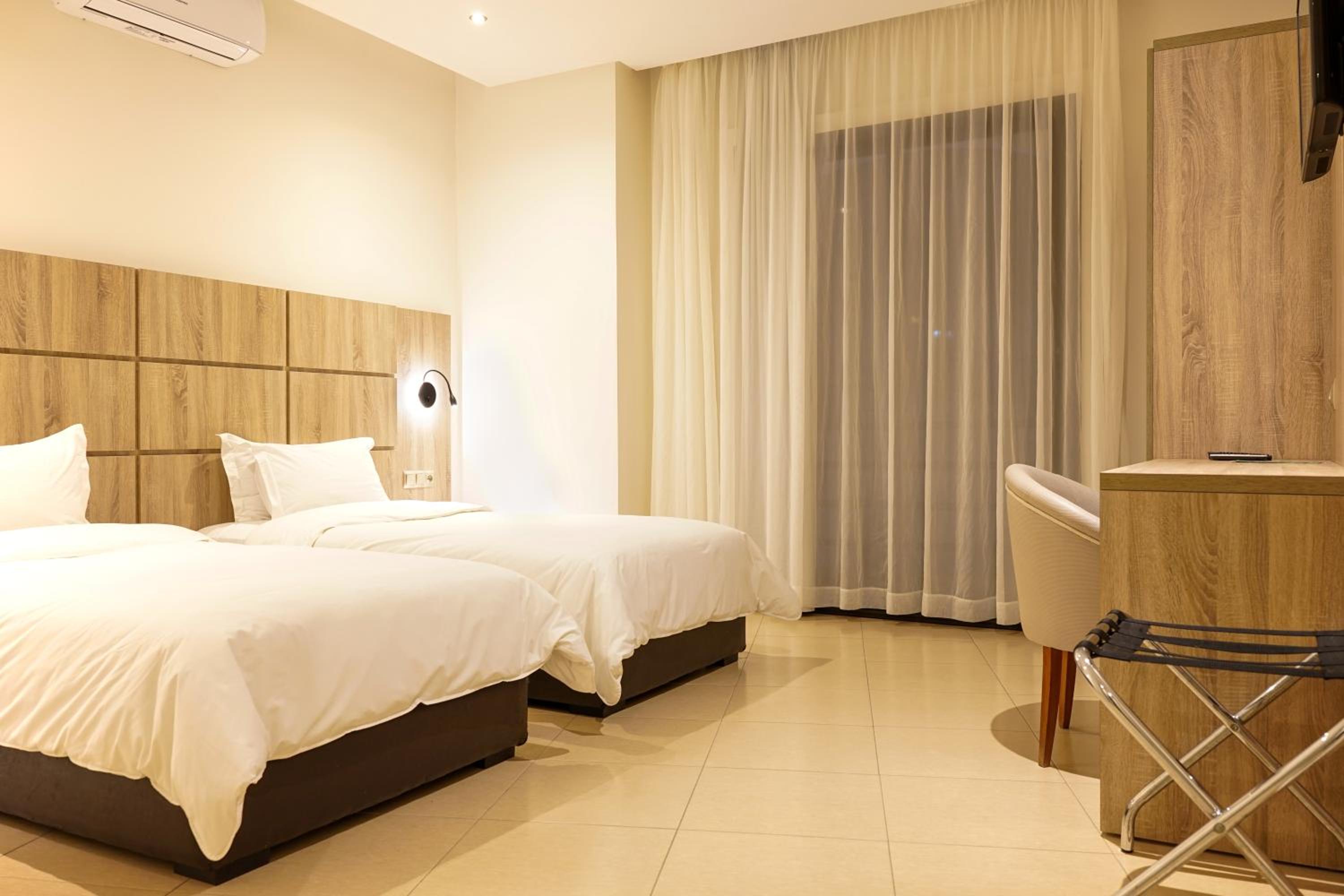 Standard Twin Room - Photo 4