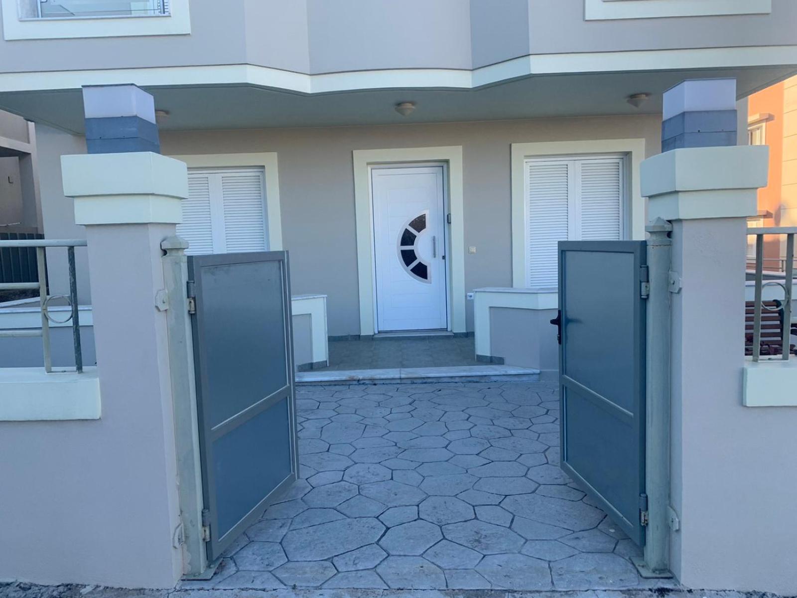 Three-Bedroom Apartment - Photo 5