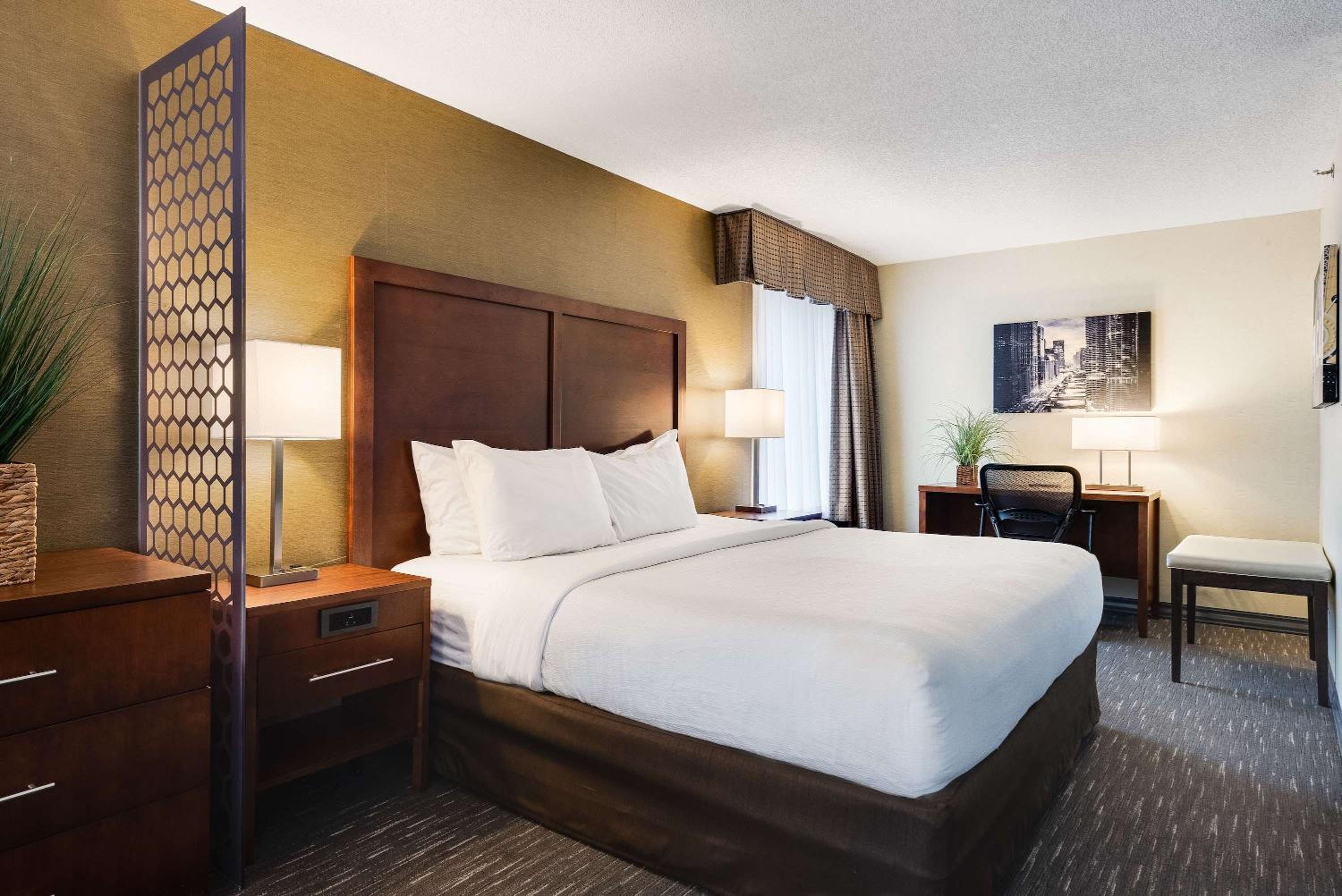 Corner King Suite with Sofa Bed - Photo 3