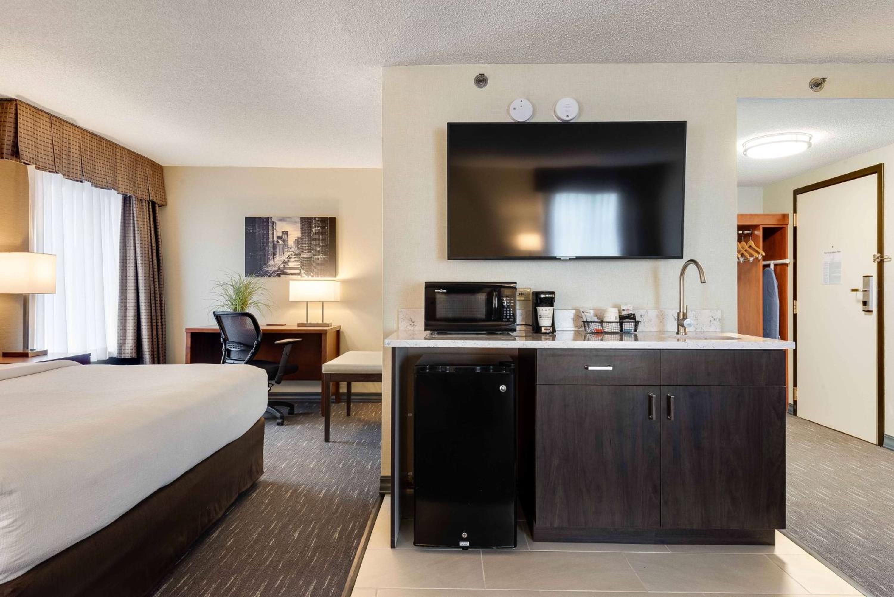 Corner King Suite with Sofa Bed - Photo 4