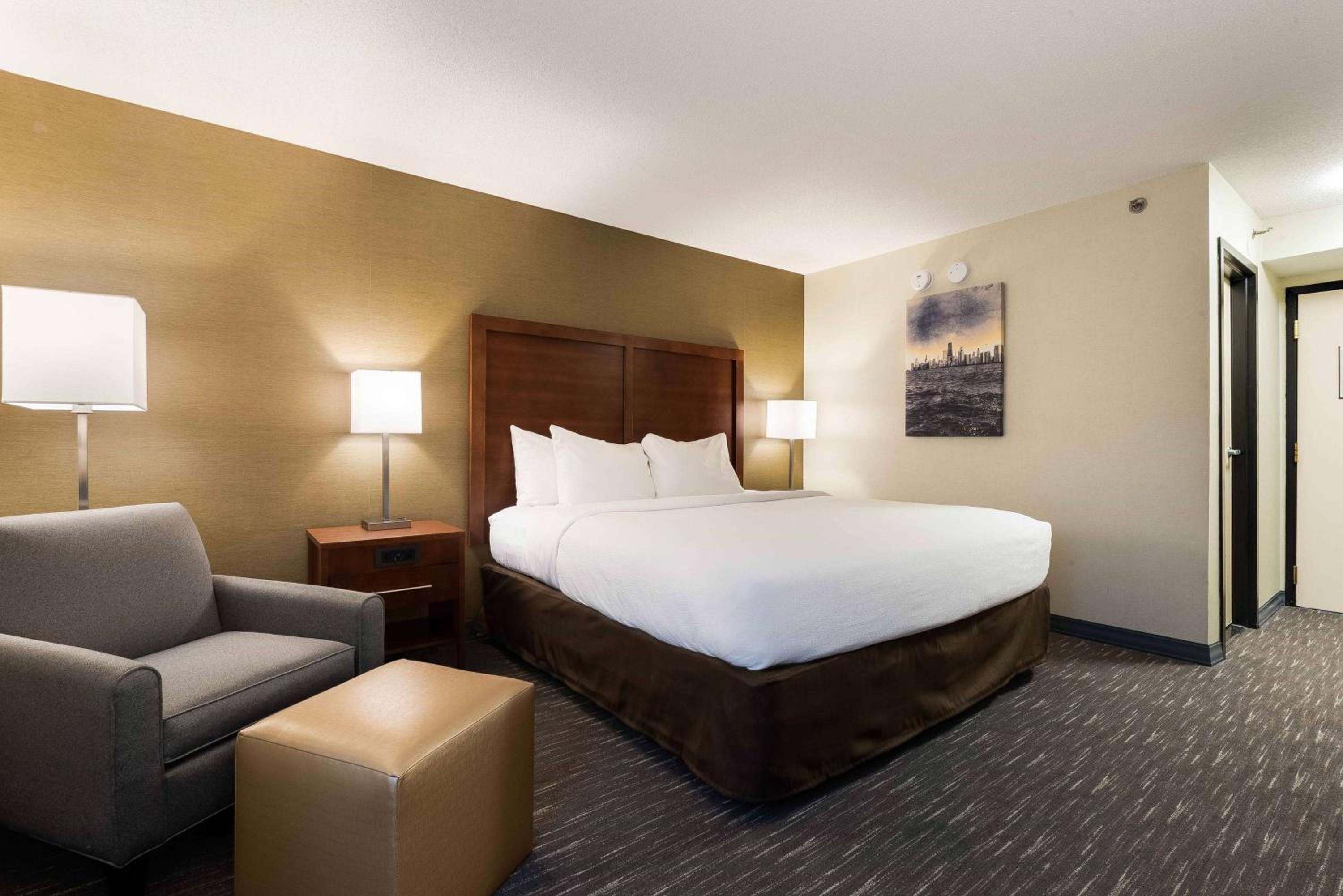 King Room - Non-Smoking - Photo 2