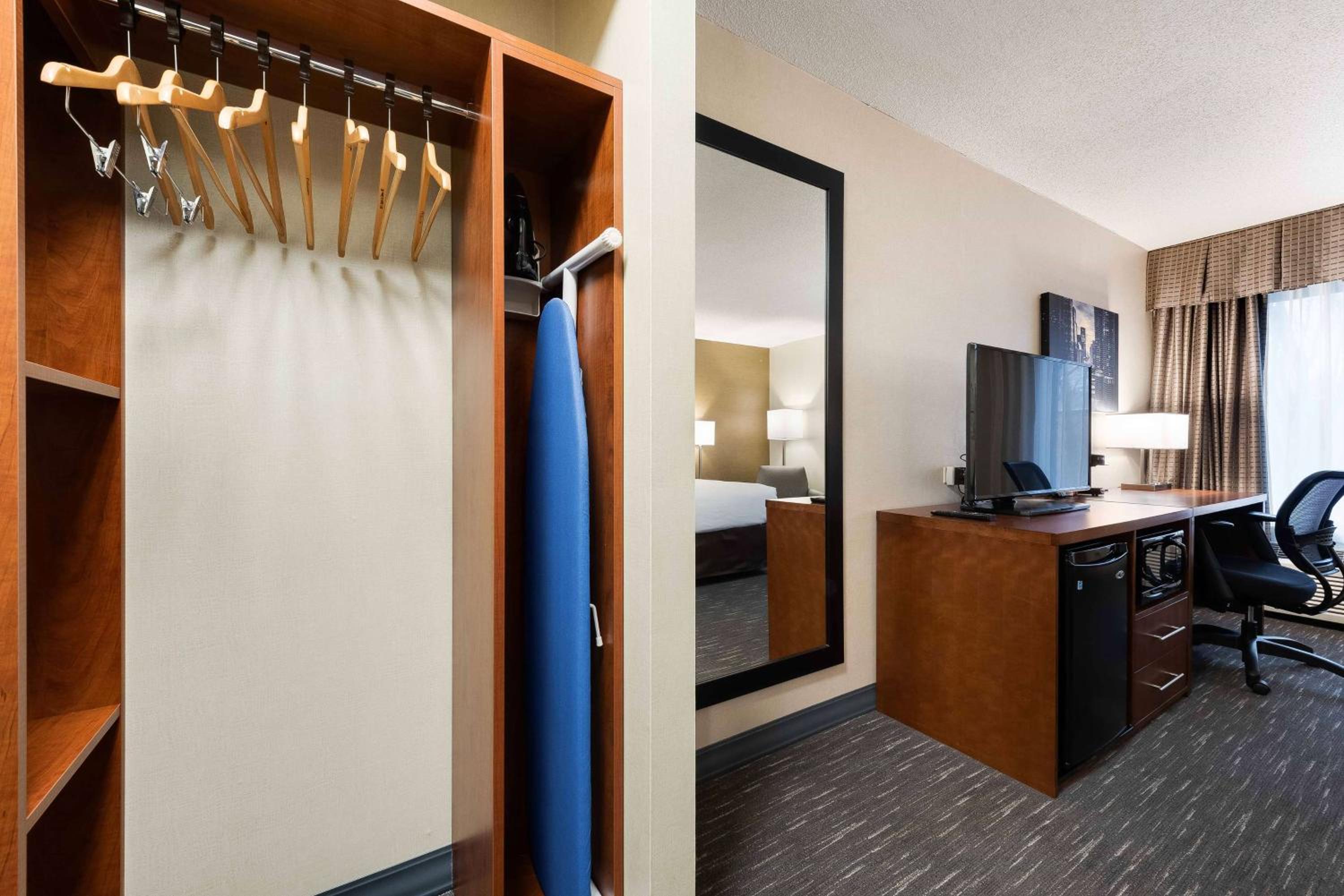 King Room - Non-Smoking - Photo 4