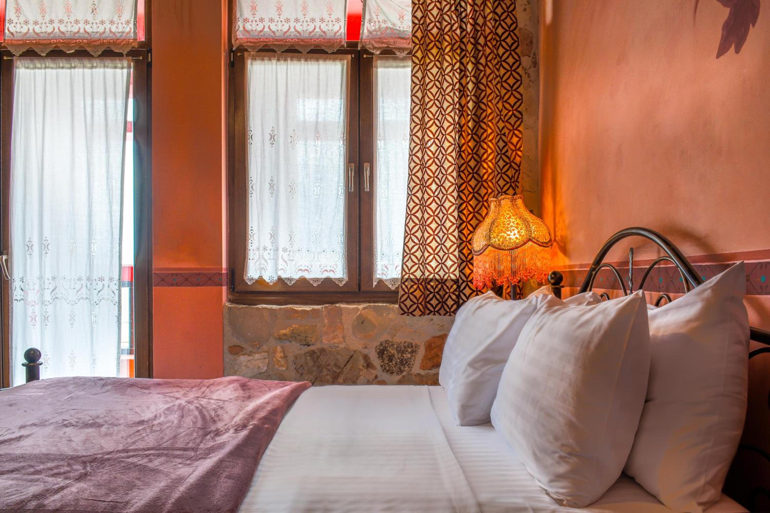 Double Room with Street View - Photo 3