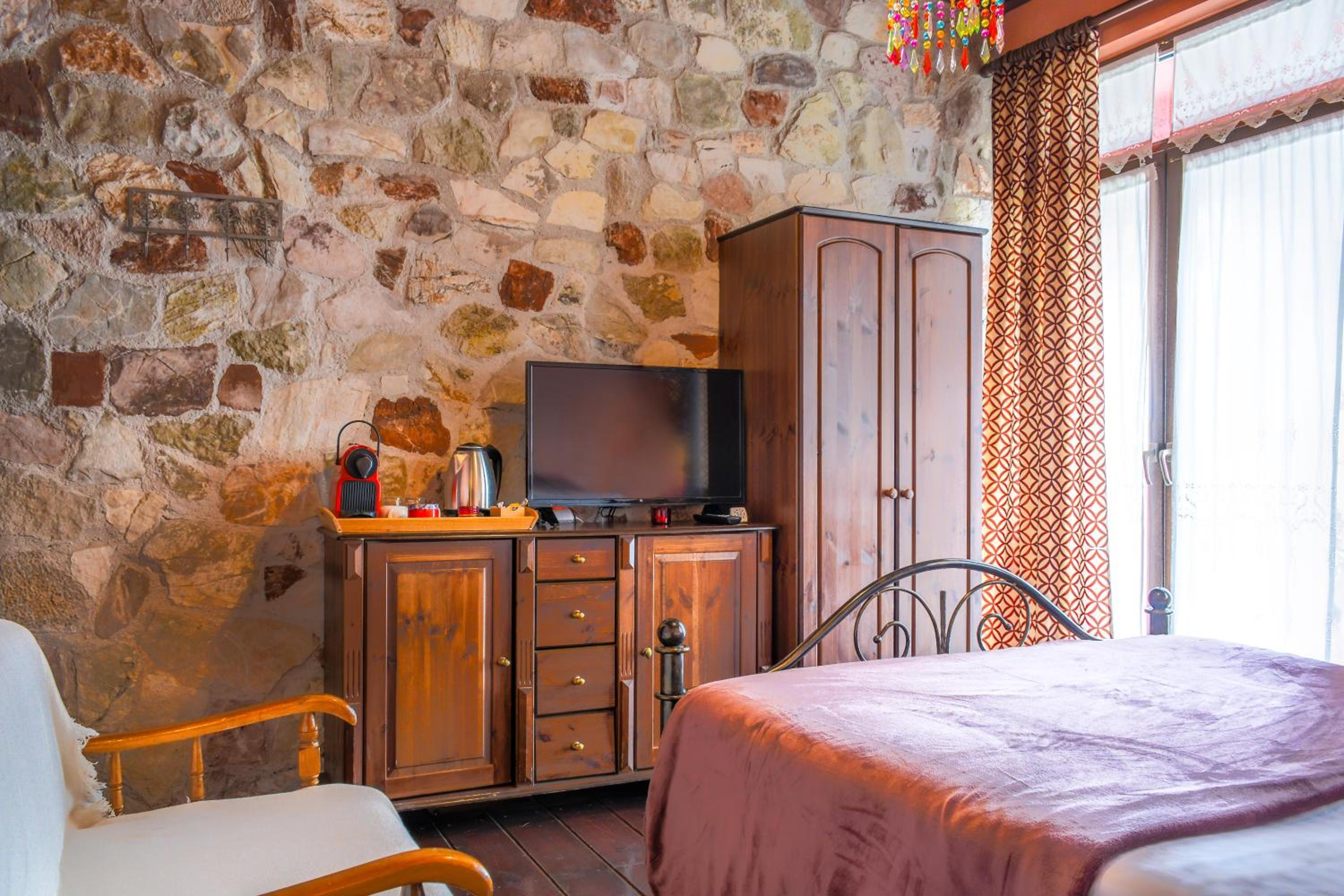 Double Room with Street View - Photo 2