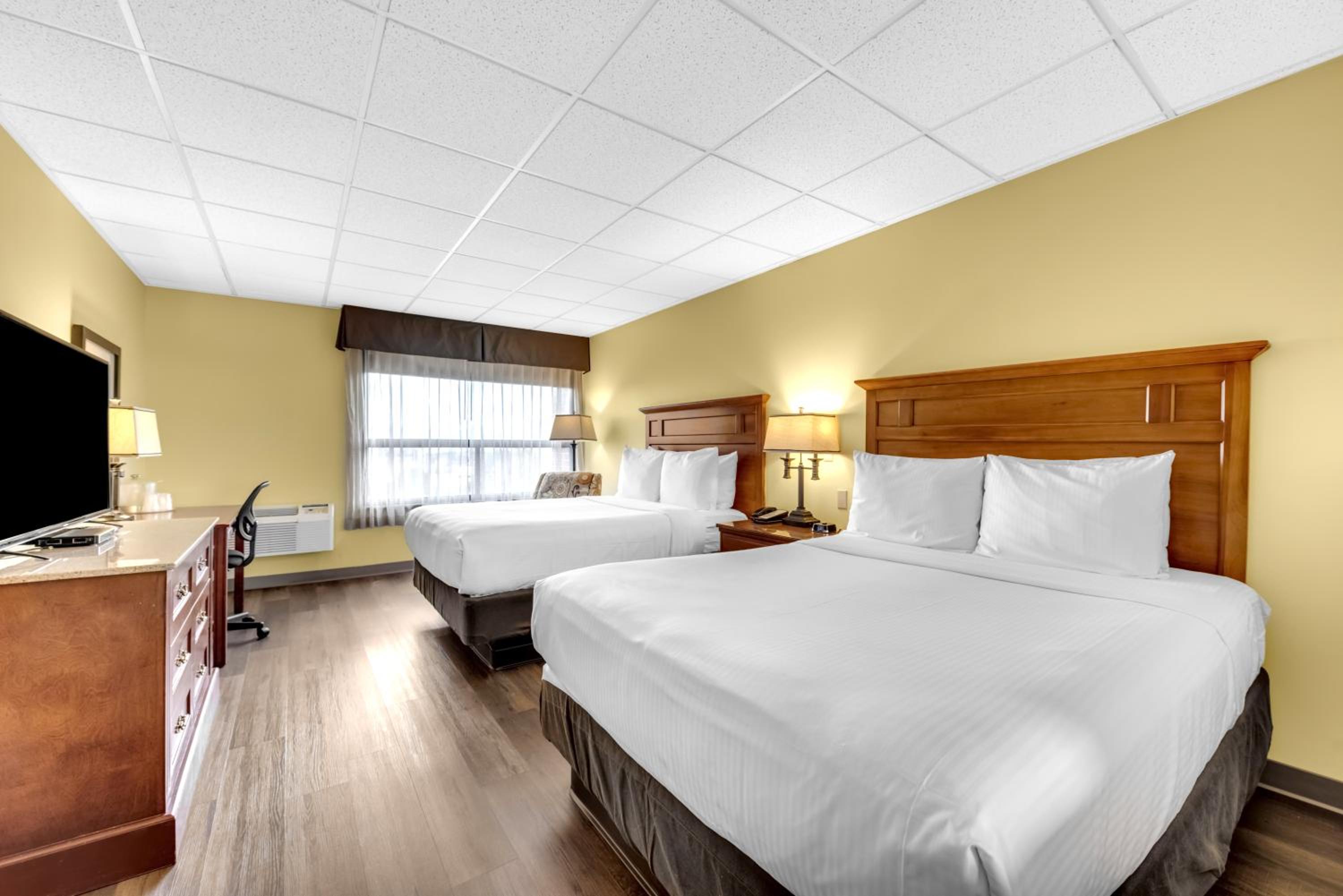 Queen Room with Two Queen Beds - Pet Friendly - Photo 1