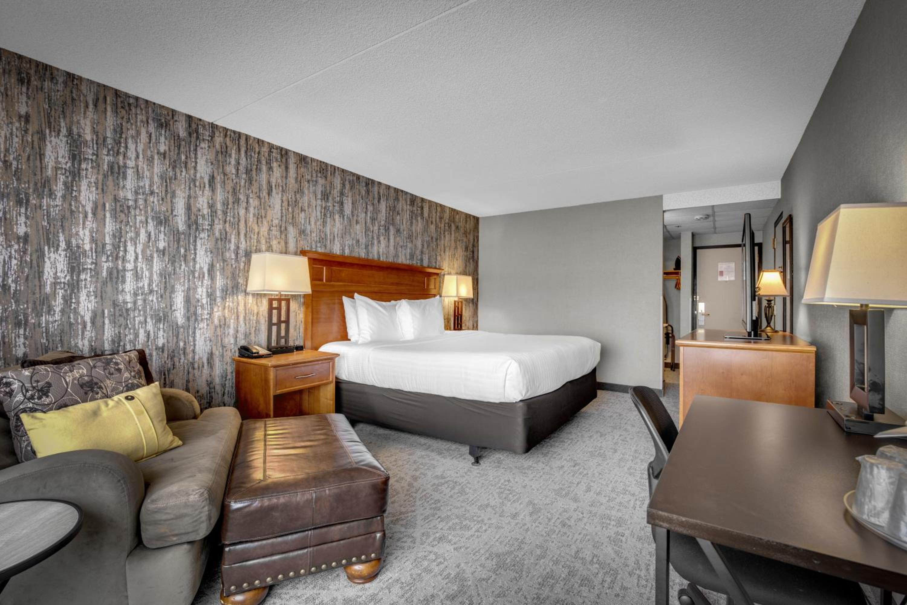 Deluxe King Room - No pets - Photo 4
