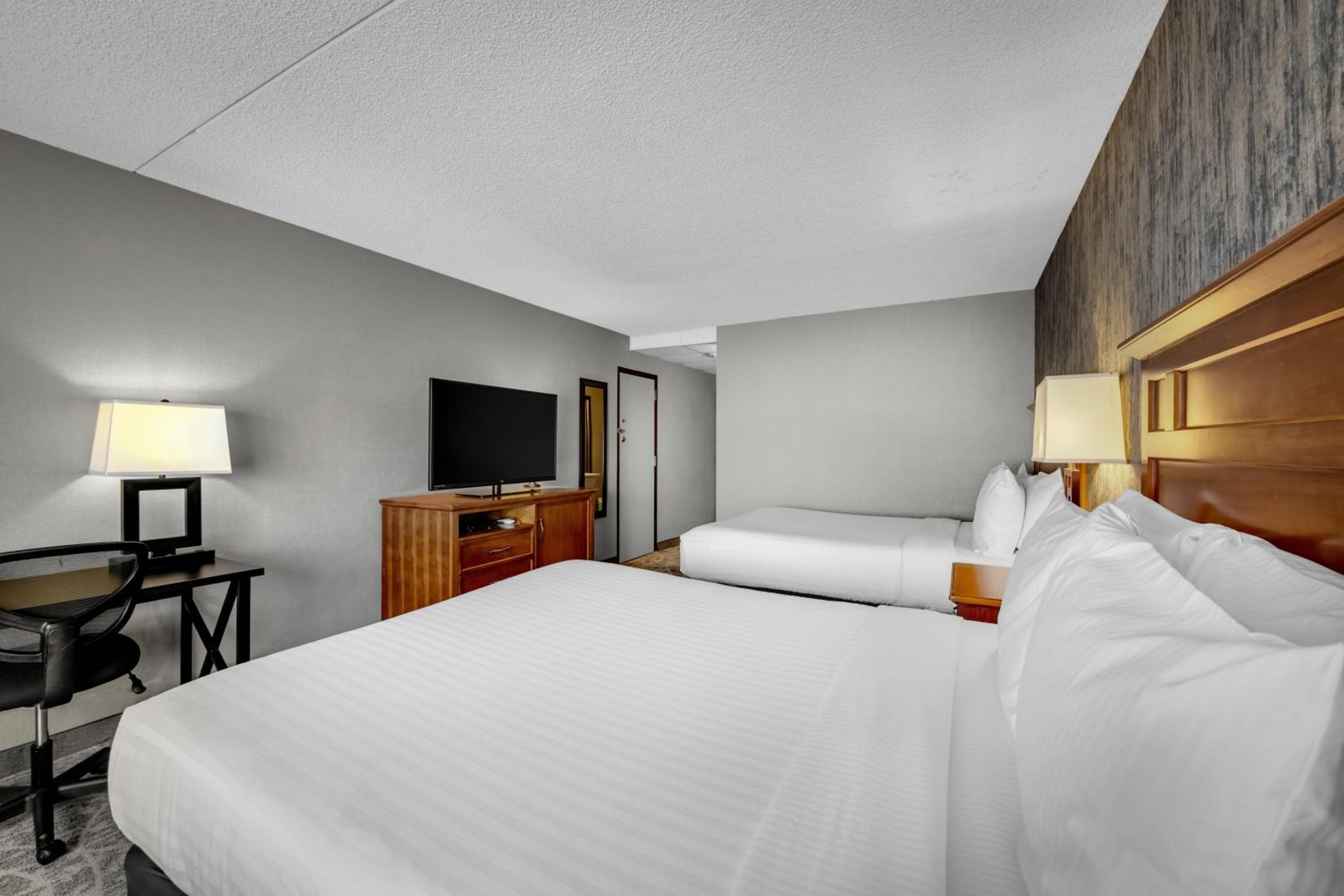 Deluxe Queen Room with Two Queen Beds - No pets - Photo 2