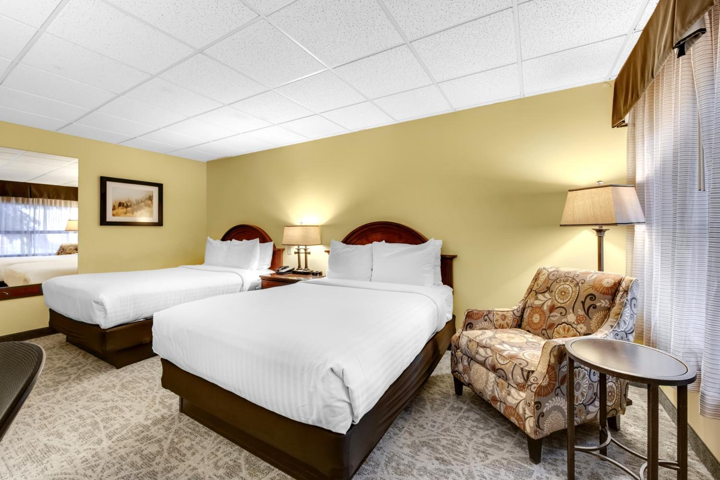 Queen Room with Two Queen Beds - No pets - Photo 3