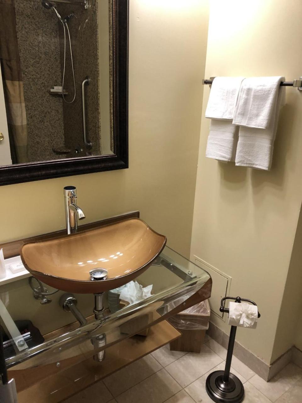 Deluxe Queen Room with Two Queen Beds - No pets - Photo 4